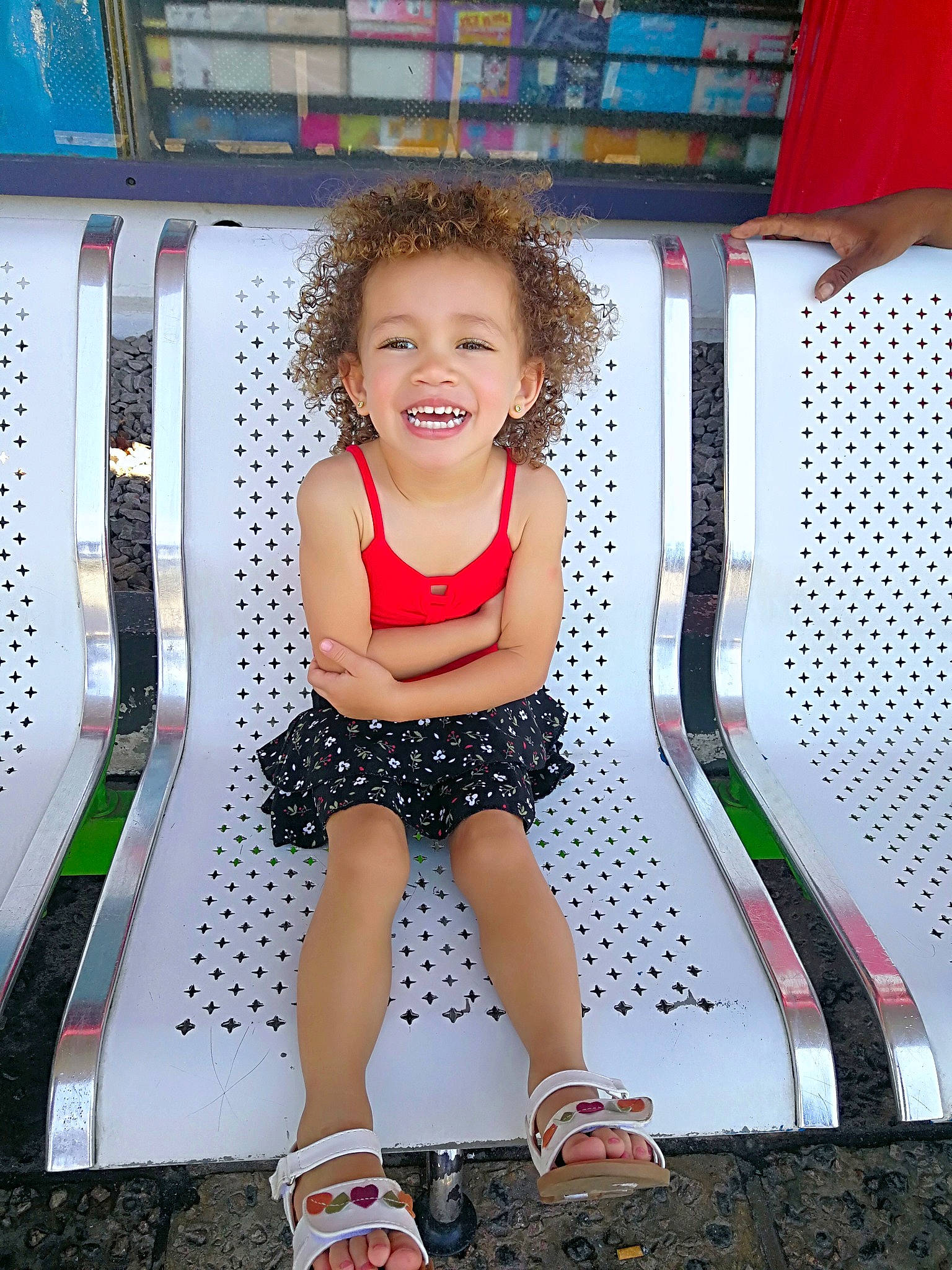 Ayanna participe au concours pour gagner de l'argent avec cette photo : child, child_model, fun, happy, joy, leg, leisure, person, play, sitting, smile, toddler, vacation