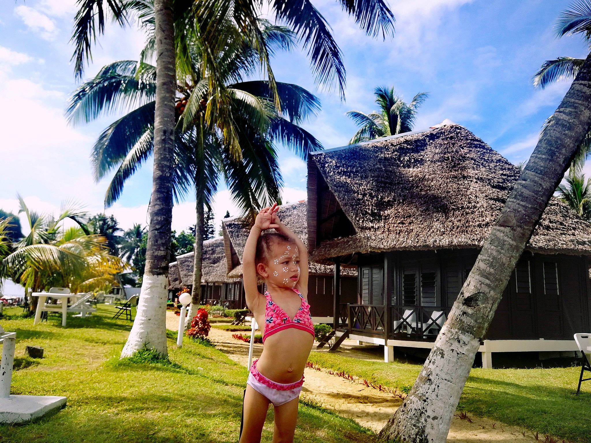 Ayanna a rejoint le concours — aidez-le/la à gagner de superbes lots ! arecales, beach, beauty, child, fun, grass, house, leisure, palm_tree, person, plant, resort, sky, summer, swimwear, tourism, travel, tree, tropics, vacation