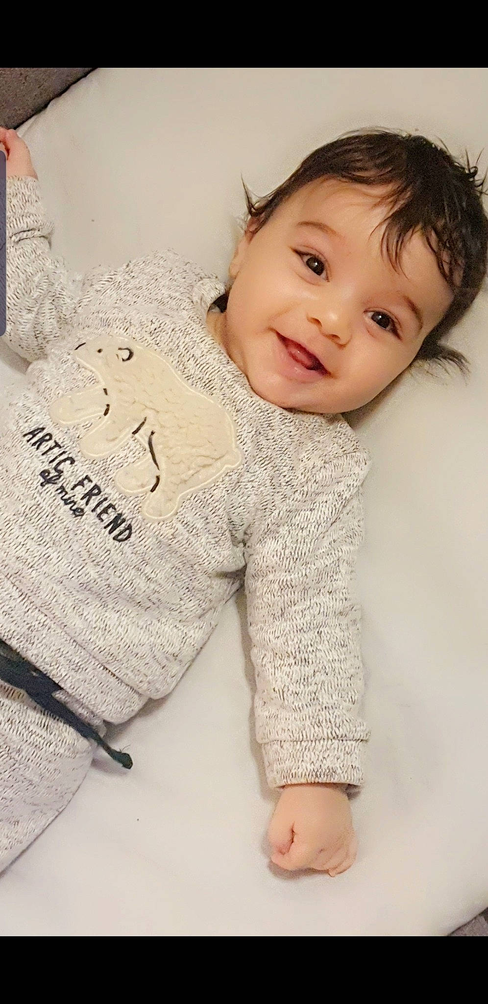 Djoud a rejoint le concours — aidez-le/la à gagner de superbes lots ! baby, baby_toddler_clothing, child, comfort, facial_expression, flooring, font, gesture, happy, human, joy, linens, neck, outerwear, pattern, person, skin, sleeve, smile, t_shirt