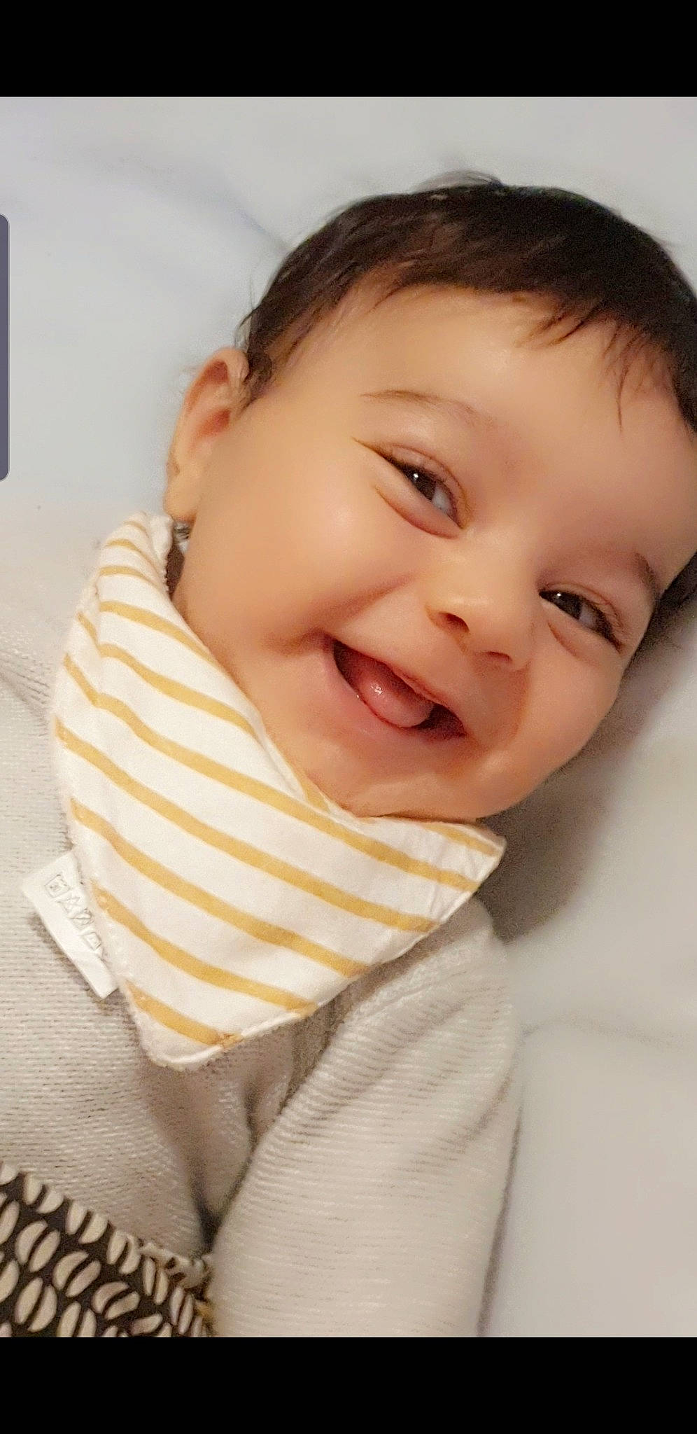 Djoud participe au concours pour gagner de l'argent avec cette photo : baby, baby_laughing, baby_toddler_clothing, cheek, collar, comfort, eyelash, flash_photography, gesture, happy, iris, jaw, lip, mouth, neck, nose, person, skin, sleeve, smile