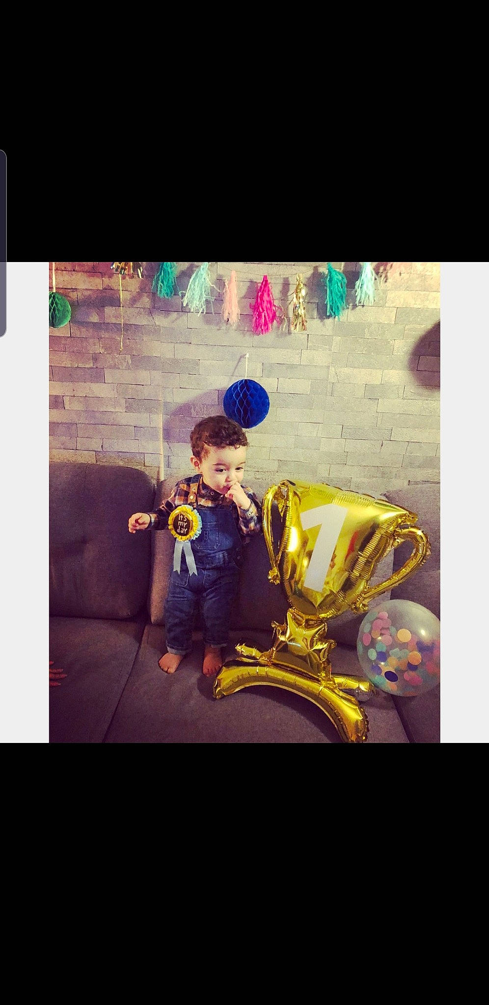 Djoud a rejoint le concours — aidez-le/la à gagner de superbes lots ! bag, cap, electric_blue, entertainment, flash_photography, font, happy, hat, luggage_and_bags, magenta, musical_instrument, performing_arts, person, selfie, sitting, sky, square, street_fashion, t_shirt, toddler