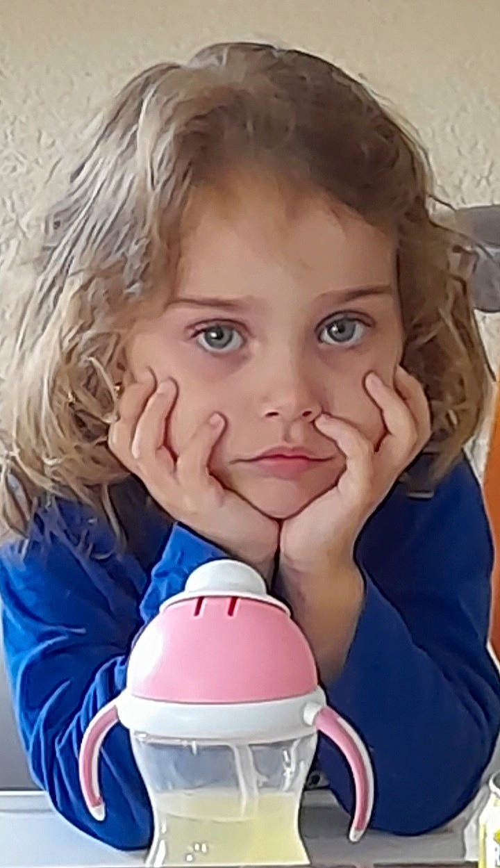 Djordann a rejoint le concours — aidez-le/la à gagner de superbes lots ! baby, baby_products, baby_toddler_clothing, blond, cheek, child, drinkware, facial_expression, fictional_character, finger, fun, gesture, happy, mouth, nose, organ, person, play, skin, thumb