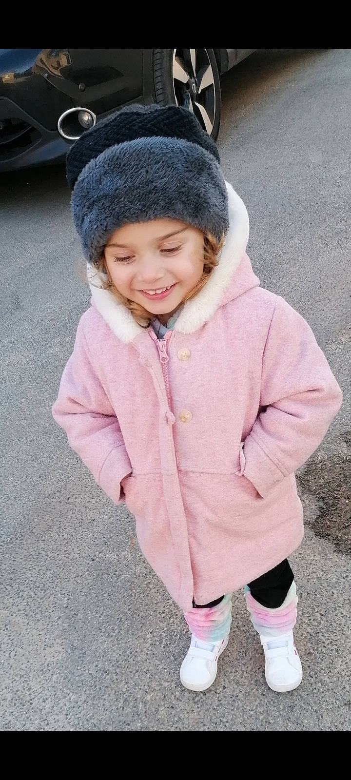Djordann a rejoint le concours — aidez-le/la à gagner de superbes lots ! baby_toddler_clothing, beauty, cap, child, eye, face, fashion_accessory, fur_clothing, happy, headwear, human_body, jacket, joy, knit_cap, magenta, outerwear, person, pink, sleeve, smile
