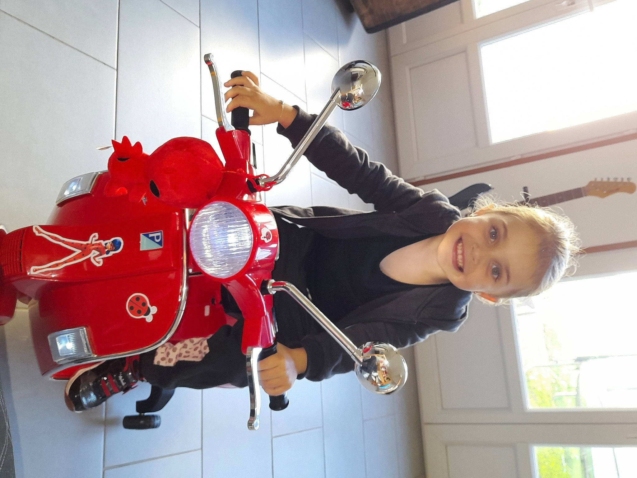 Djordann participe au concours pour gagner de l'argent avec cette photo : carmine, cleanliness, engineering, fun, joy, machine, motor_vehicle, person, personal_protective_equipment, recreation, smile, tire, vehicle, wheel, window