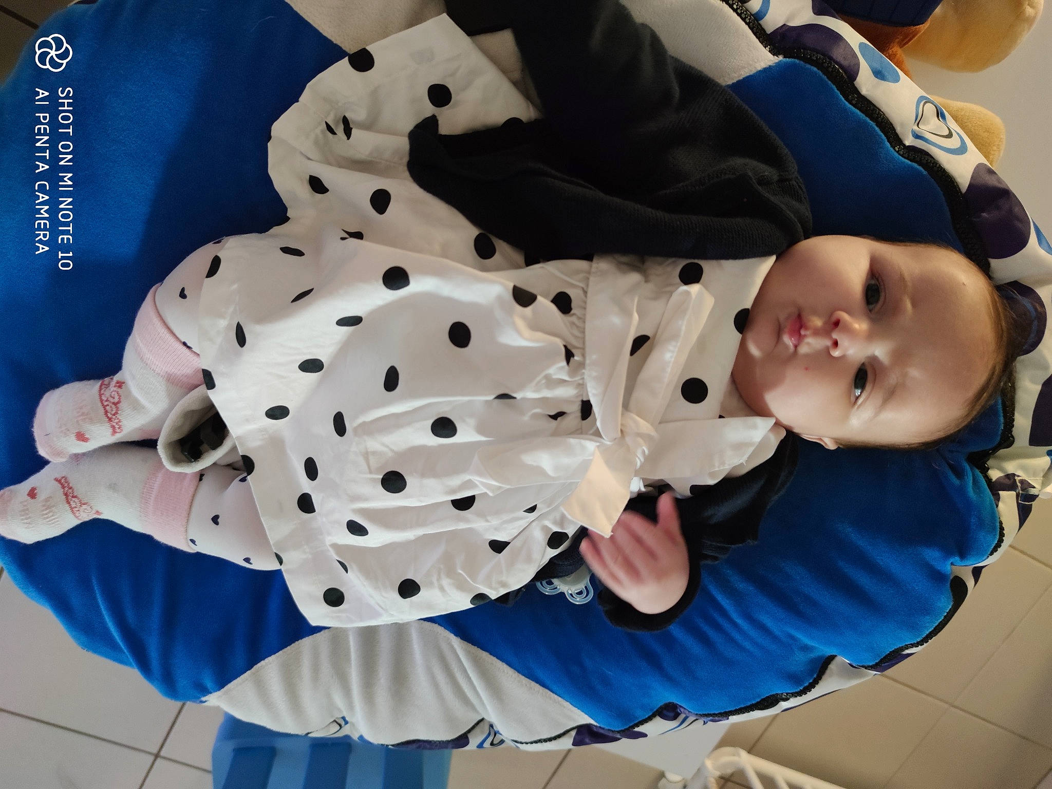Mayana participe au concours pour gagner de l'argent avec cette photo : baby, baby_products, baby_toddler_clothing, child, collar, comfort, electric_blue, happy, pattern, person, polka_dot, sitting, sleeve, toddler, white