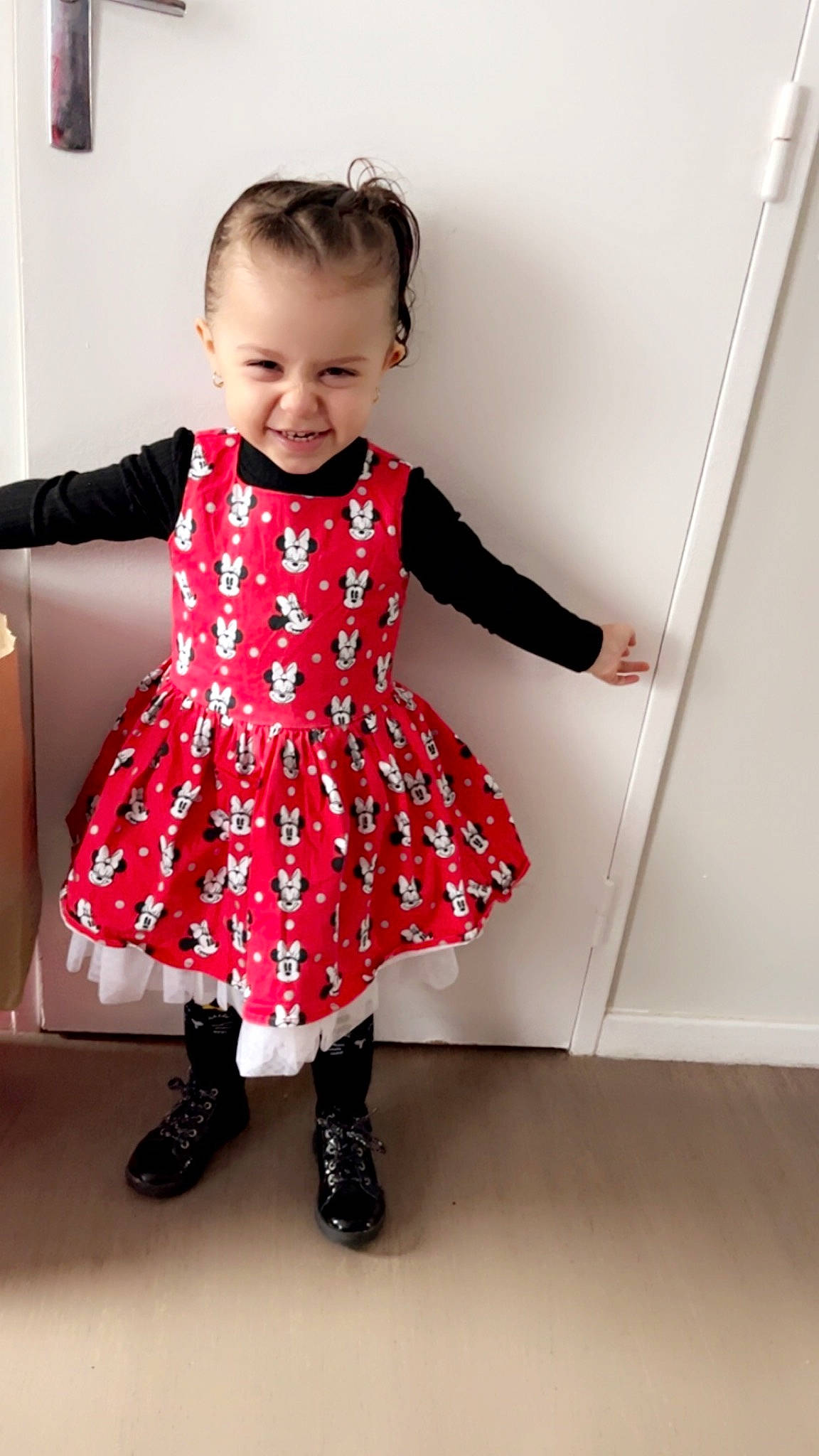 Zelie a rejoint le concours — aidez-le/la à gagner de superbes lots ! arm, baby_toddler_clothing, collar, day_dress, dress, fashion_design, gesture, happy, joint, joy, leg, neck, one_piece_garment, outerwear, pattern, person, shoulder, skin, sleeve, smile