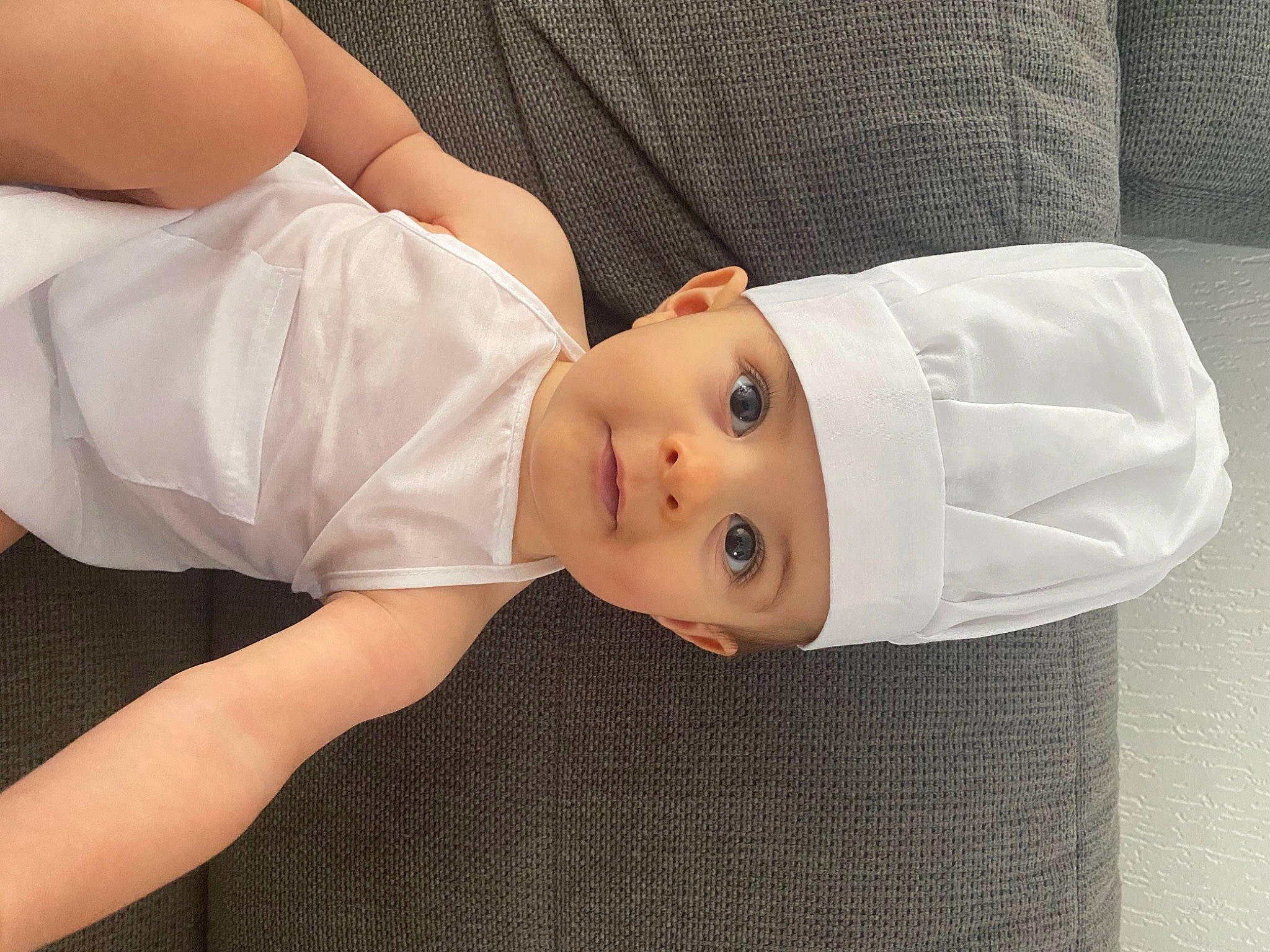 émilio a rejoint le concours — aidez-le/la à gagner de superbes lots ! arm, baby, baby_products, baby_toddler_clothing, cheek, chest, child, collar, comfort, elbow, eye, eyelash, gesture, hat, head, headwear, human_leg, lip, person, sitting