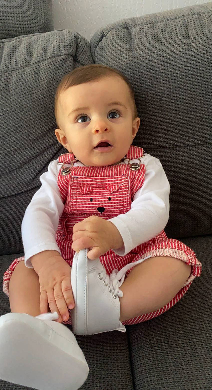 émilio participe au concours pour gagner de l'argent avec cette photo : baby, baby_products, baby_toddler_clothing, carmine, chair, cheek, child, comfort, human_leg, knee, lip, neck, pattern, person, pink, sitting, skin, sleeve, surprise, thigh