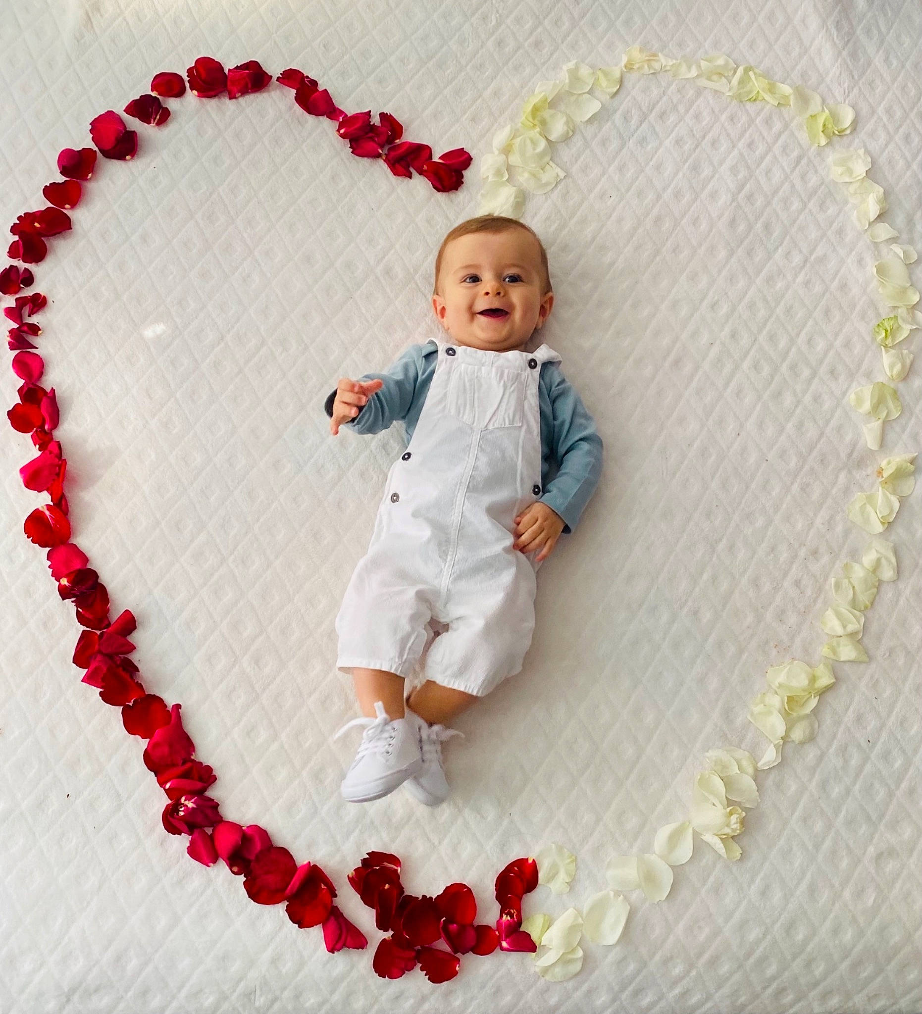 émilio a rejoint le concours — aidez-le/la à gagner de superbes lots ! art, baby, baby_toddler_clothing, circle, craft, creative_arts, design, event, fashion_accessory, font, happy, joy, magenta, organ, pattern, person, picture_frame, pink, red, sleeve