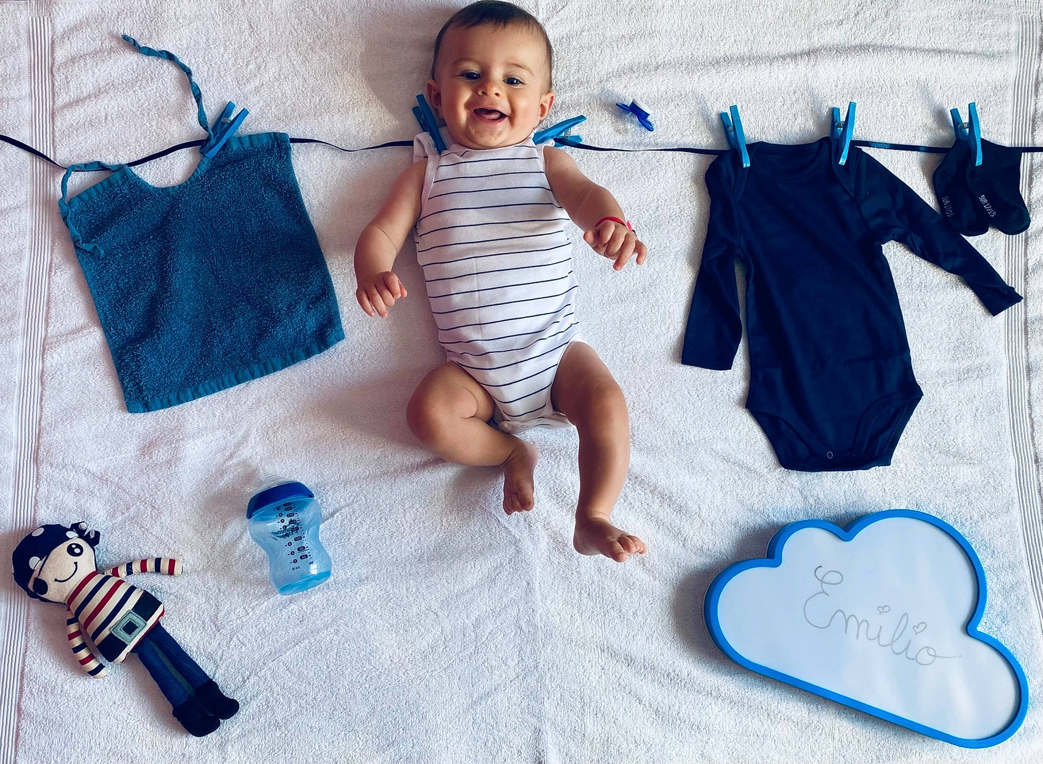 émilio a rejoint le concours — aidez-le/la à gagner de superbes lots ! art, azure, baby, baby_products, baby_toddler_clothing, beauty, blue, child, electric_blue, fashion_accessory, happy, joy, linens, pattern, person, product, sleeve, smile, t_shirt, textile