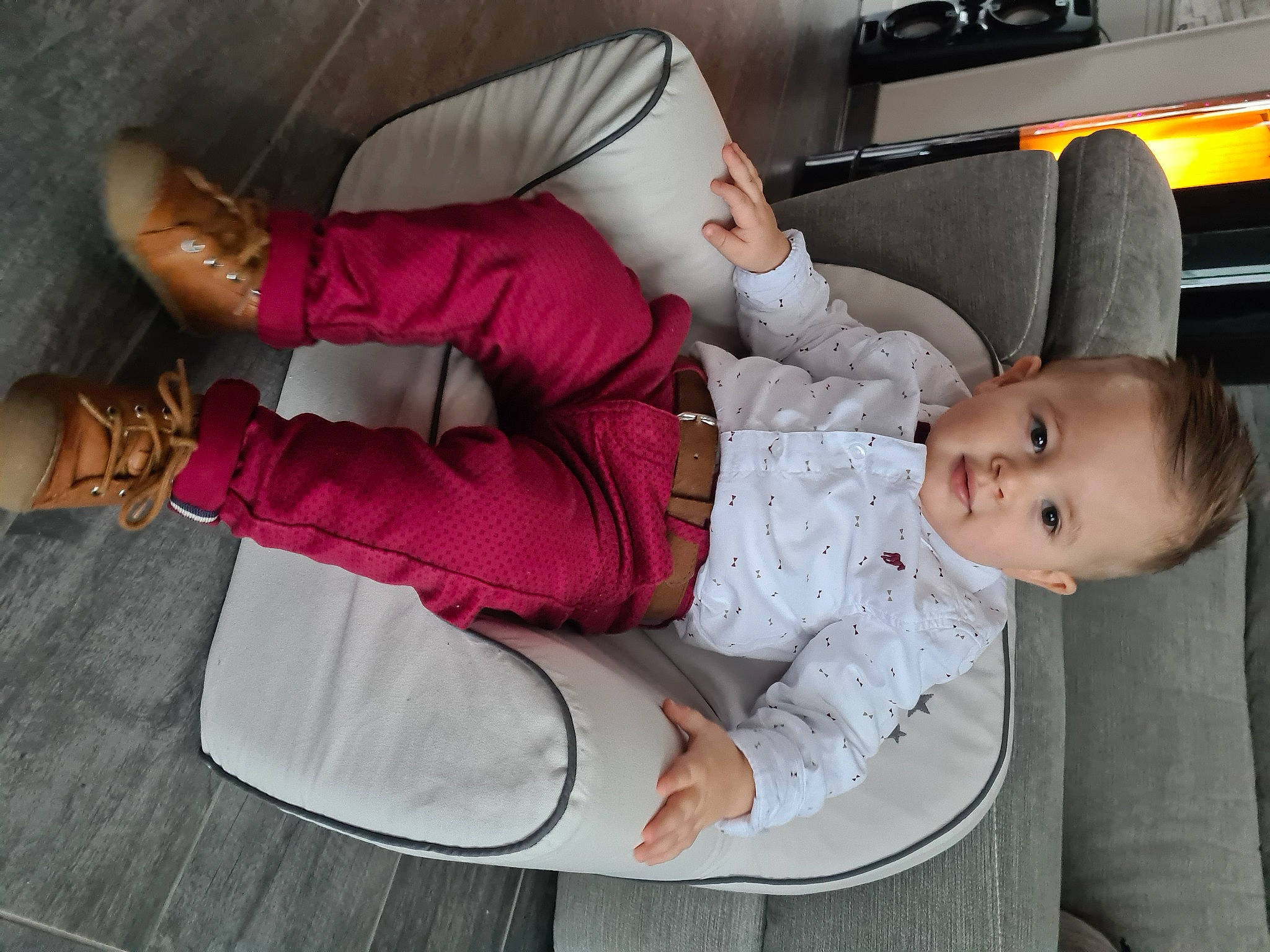 Maxence a rejoint le concours — aidez-le/la à gagner de superbes lots ! baby, baby_carriage, baby_products, baby_toddler_clothing, car_seat, child, comfort, face, foot, human_leg, joint, knee, lap, leg, person, room, sitting, sock, thigh, toddler