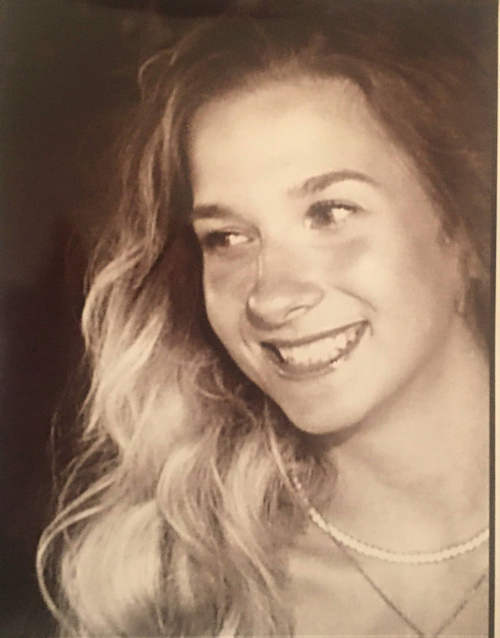 Marina participe au concours pour gagner de l'argent avec cette photo : blond, brown_hair, eyelash, flash_photography, fun, happy, iris, jaw, joy, laugh, layered_hair, lip, long_hair, makeover, monochrome, monochrome_photography, nose, person, smile, tints_and_shades