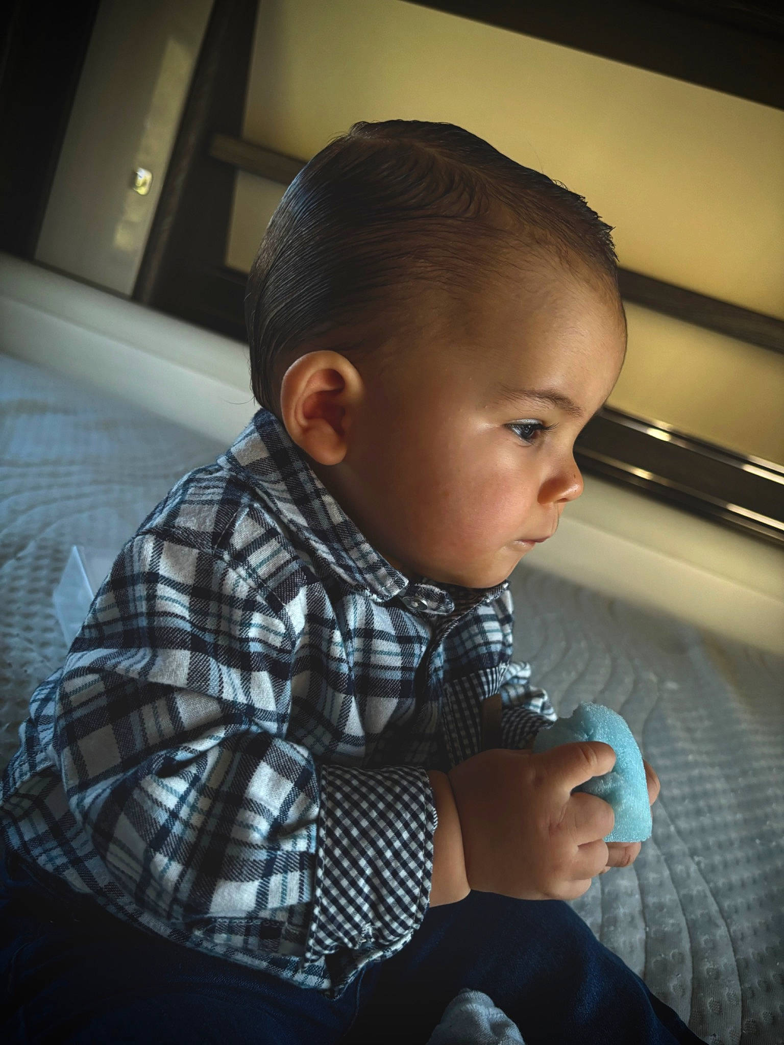 Swan a rejoint le concours — aidez-le/la à gagner de superbes lots ! baby, baby_toddler_clothing, car_seat, child, comfort, elbow, flash_photography, flooring, fun, hand, luxury_vehicle, pattern, person, plaid, room, sitting, sleeve, tartan, thumb, toddler