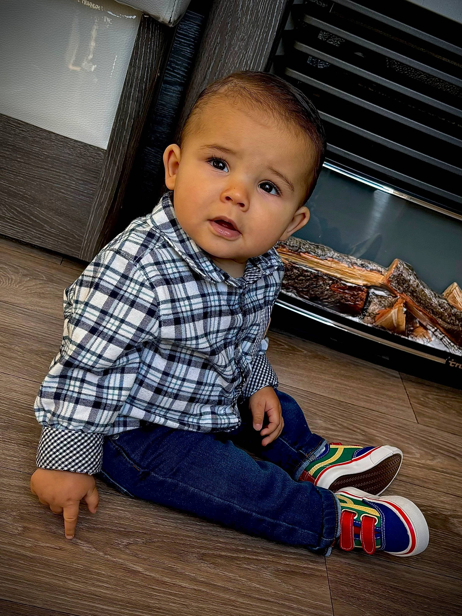 Swan participe au concours pour gagner de l'argent avec cette photo : baby, baby_toddler_clothing, child, comfort, denim, floor, flooring, happy, hardwood, human_body, pattern, person, plaid, sitting, sleeve, t_shirt, tartan, tints_and_shades, toddler, walking_shoe