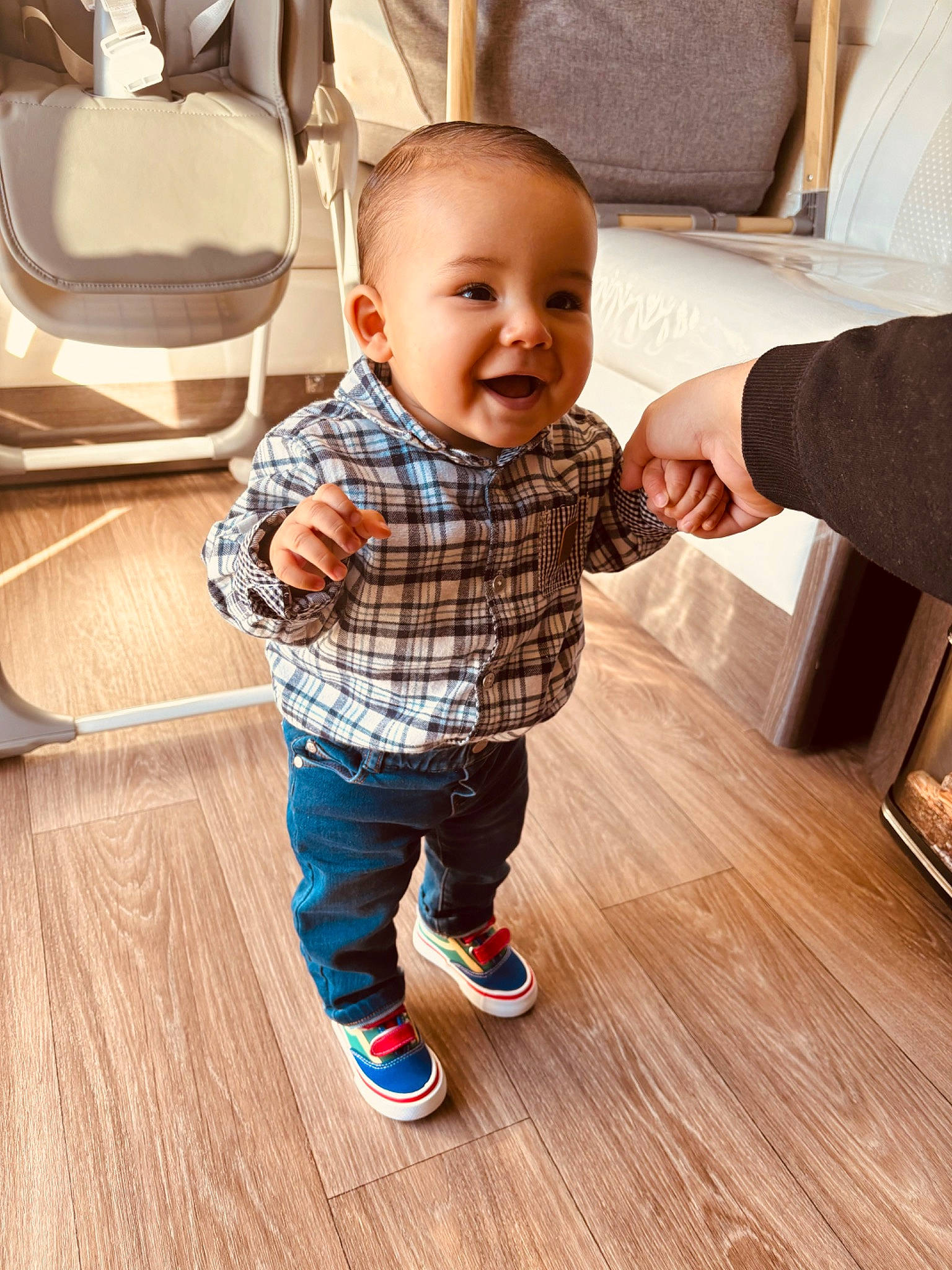 Swan participe au concours pour gagner de l'argent avec cette photo : baby, baby_toddler_clothing, chair, child, comfort, floor, flooring, fun, happy, hardwood, laminate_flooring, pattern, person, sitting, sleeve, smile, toddler, varnish, wood, wood_flooring