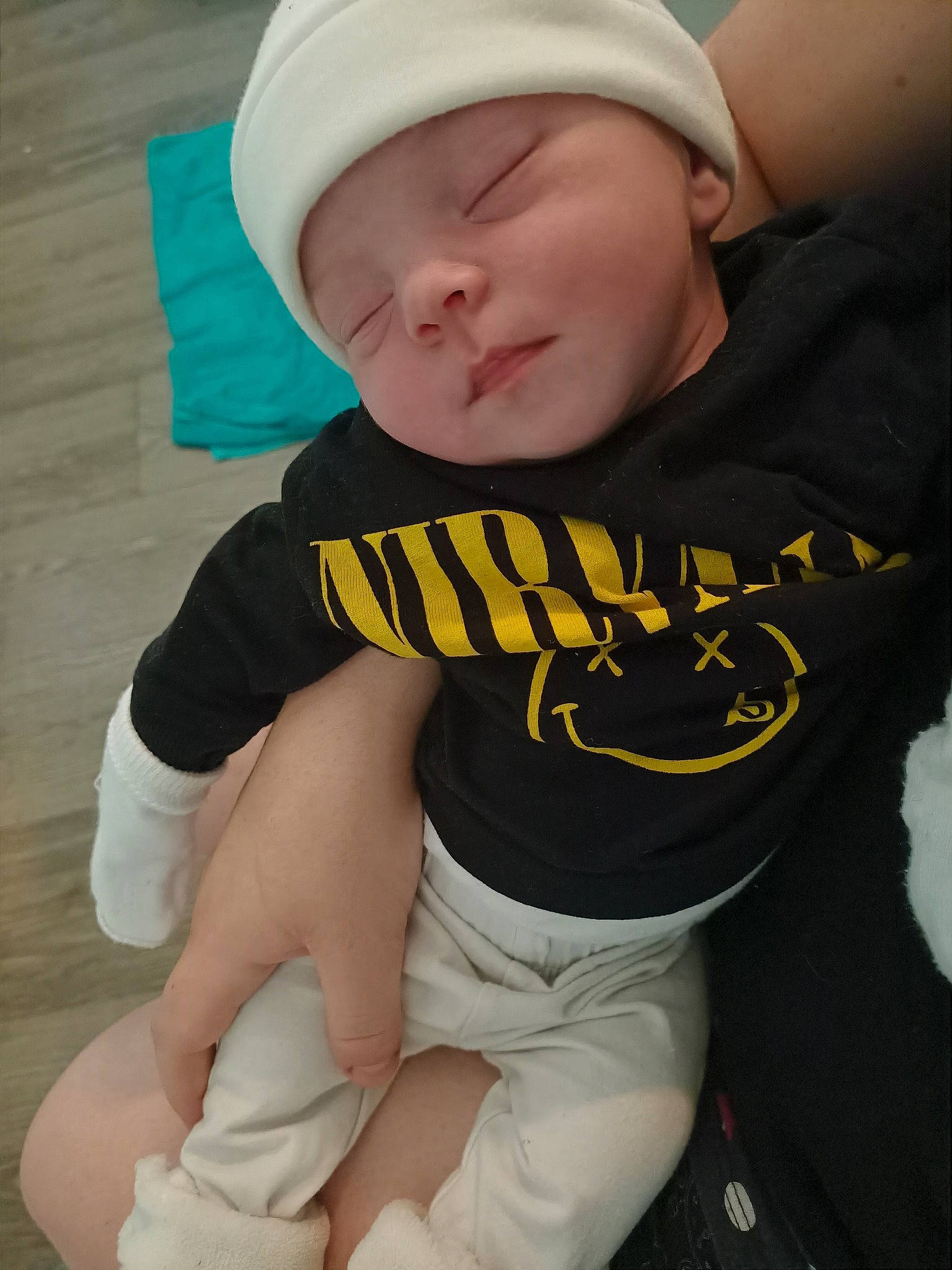 Éléonore a rejoint le concours — aidez-le/la à gagner de superbes lots ! baby, baby_toddler_clothing, baseball_cap, cap, comfort, cool, elbow, finger, happy, headwear, human_leg, knee, mouth, muscle, person, sleeve, sportswear, t_shirt, textile, thigh