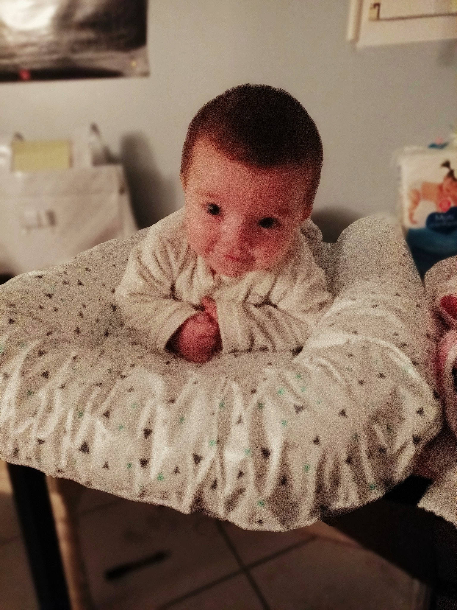 Éléonore participe au concours pour gagner de l'argent avec cette photo : baby, baby_toddler_clothing, cheek, child, comfort, facial_expression, flash_photography, flooring, hairstyle, happy, iris, linens, pattern, person, room, sitting, skin, sleeve, smile, toddler