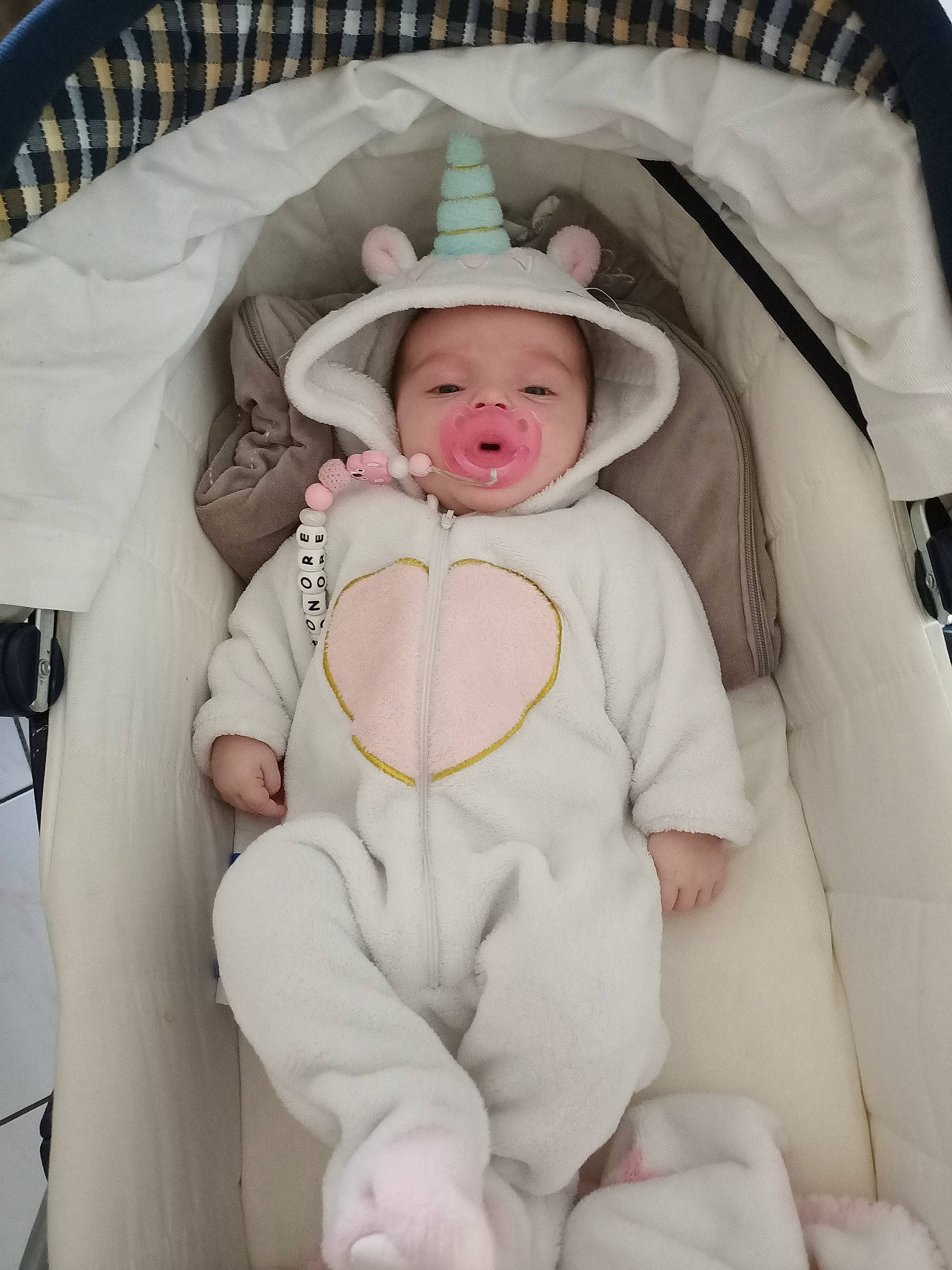 Éléonore a rejoint le concours — aidez-le/la à gagner de superbes lots ! baby, baby_products, baby_safety, baby_sleeping, baby_toddler_clothing, cheek, child, comfort, fashion_accessory, fur, hat, human_body, infant_bed, linens, outerwear, person, sleeve, smile, textile, thumb