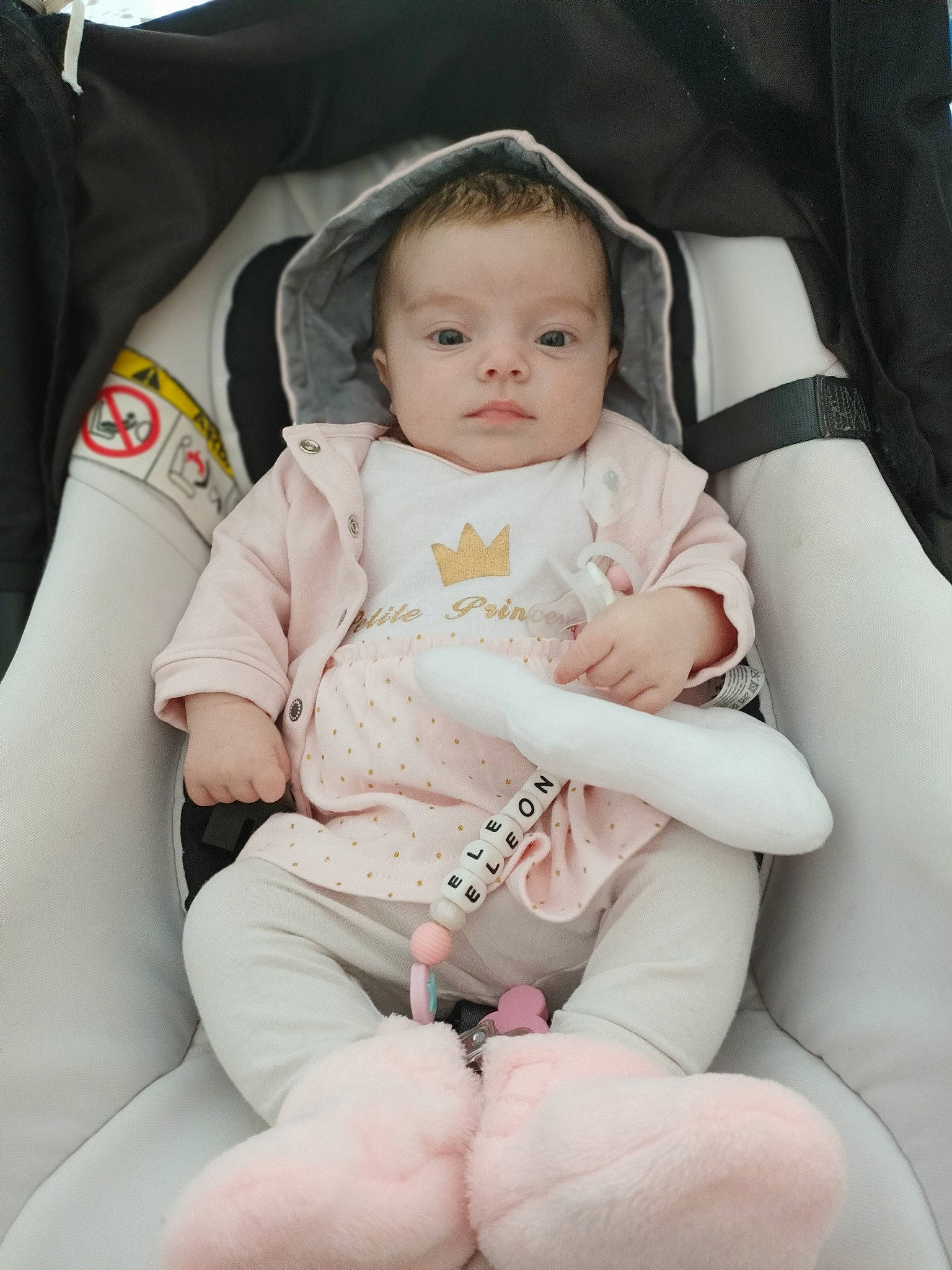 Éléonore participe au concours pour gagner de l'argent avec cette photo : baby, baby_carriage, baby_products, baby_toddler_clothing, chair, child, comfort, finger, happy, human_leg, knee, pattern, person, product, sitting, skin, sleeve, smile, thigh, toddler