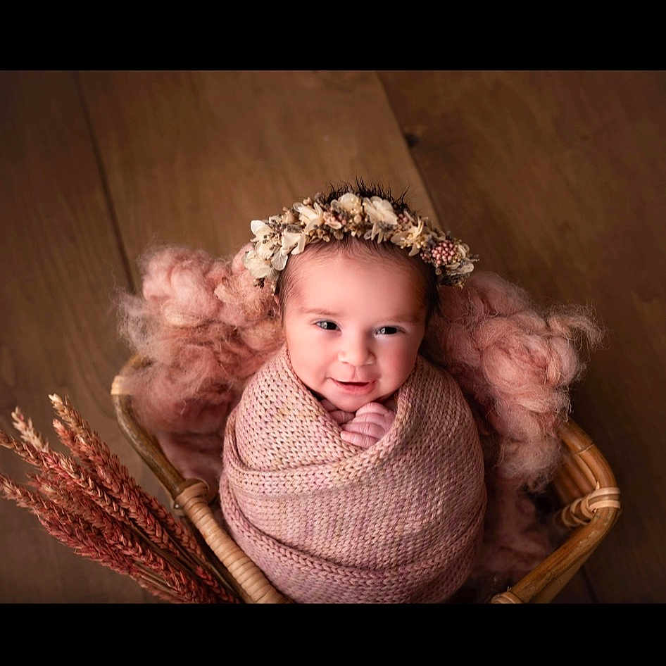 Massilia a rejoint le concours — aidez-le/la à gagner de superbes lots ! baby, baby_toddler_clothing, child, darkness, embellishment, event, eye, face, fashion_accessory, flash_photography, hair_accessory, happy, headband, headpiece, jewellery, pattern, picture_frame, sleeve, smile, toddler