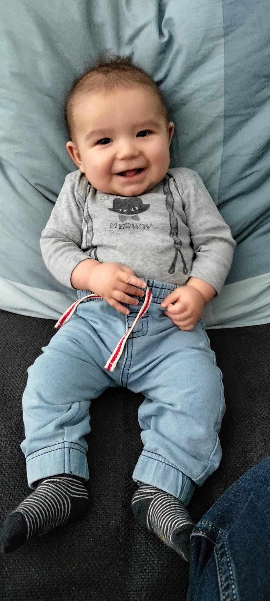Antoine participe au concours pour gagner de l'argent avec cette photo : baby, baby_toddler_clothing, child, comfort, cool, denim, electric_blue, eye, face, finger, flash_photography, fun, grey, happy, joy, person, skin, sleeve, smile, sneakers