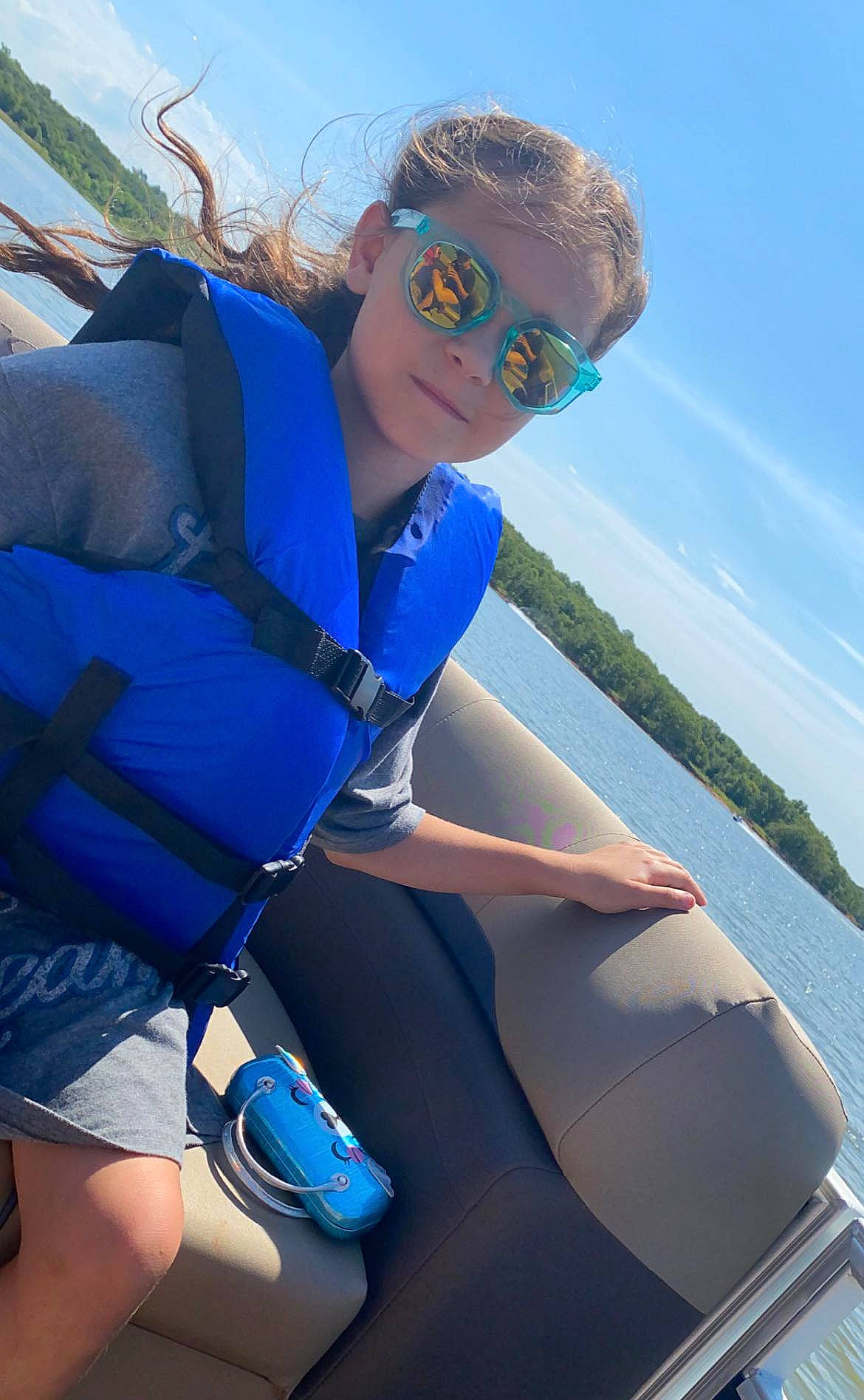 Laihla is registered to the contest to win money with this photo: blue, boat, boats_and_boating_equipment_and_supplies, electric_blue, eyewear, fun, goggles, human_leg, lake, leisure, lifejacket, person, personal_protective_equipment, recreation, shorts, sky, sunglasses, thigh, travel, water