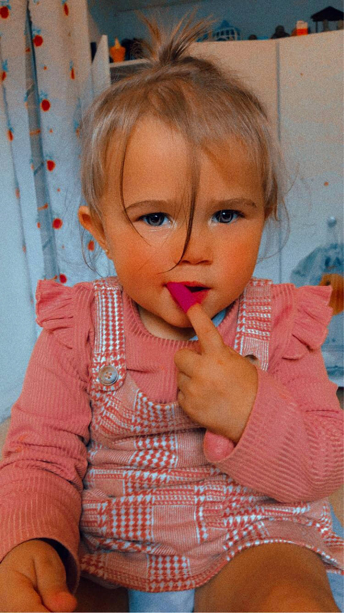 Sokayna participe au concours pour gagner de l'argent avec cette photo : baby, baby_toddler_clothing, chair, cheek, chin, clothing, curtain, eyelash, hair, happy, head, iris, lip, mouth, neck, nose, person, pink, skin, sleeve