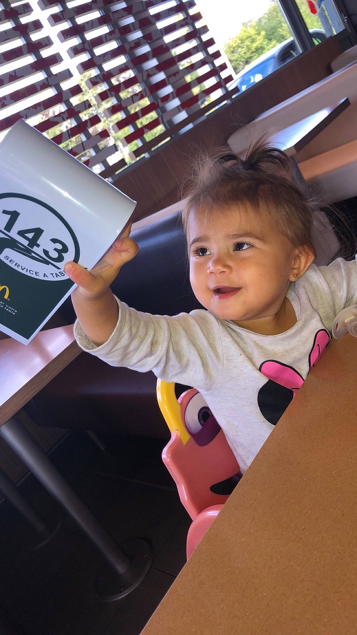 Sokayna a rejoint le concours — aidez-le/la à gagner de superbes lots ! automotive_design, baby, baby_toddler_clothing, child, design, finger, fun, hand, happy, input_device, laptop, leisure, netbook, person, product, room, smile, t_shirt, thumb, toddler