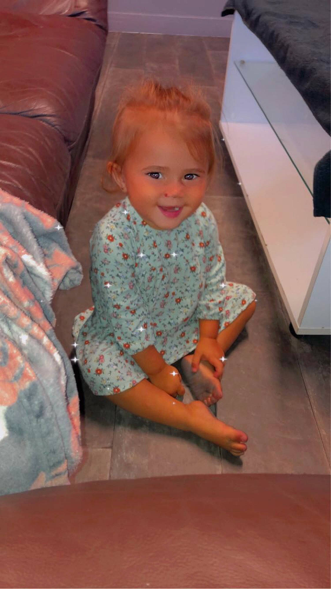 Sokayna a rejoint le concours — aidez-le/la à gagner de superbes lots ! arm, baby_toddler_clothing, cheek, comfort, eye, finger, floor, flooring, hairstyle, human_body, joint, joy, leg, mouth, neck, person, pink, shoulder, skin, sleeve