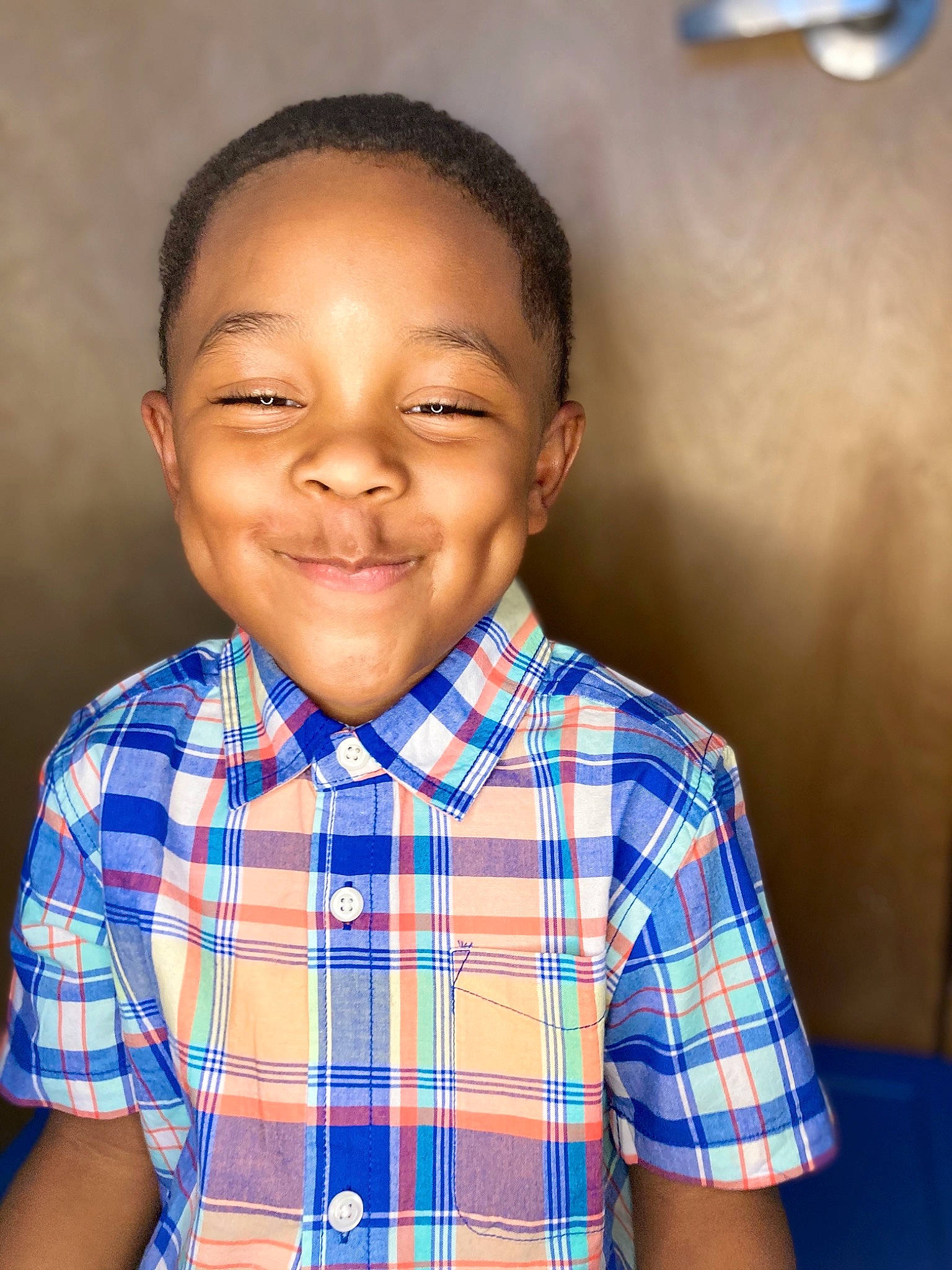 Carlito is registered to the contest to win money with this photo: blue, cheek, chin, dress_shirt, eye, flash_photography, forehead, hair, happy, head, human_body, iris, joy, nose, person, plaid, shirt, skin, sleeve, smile