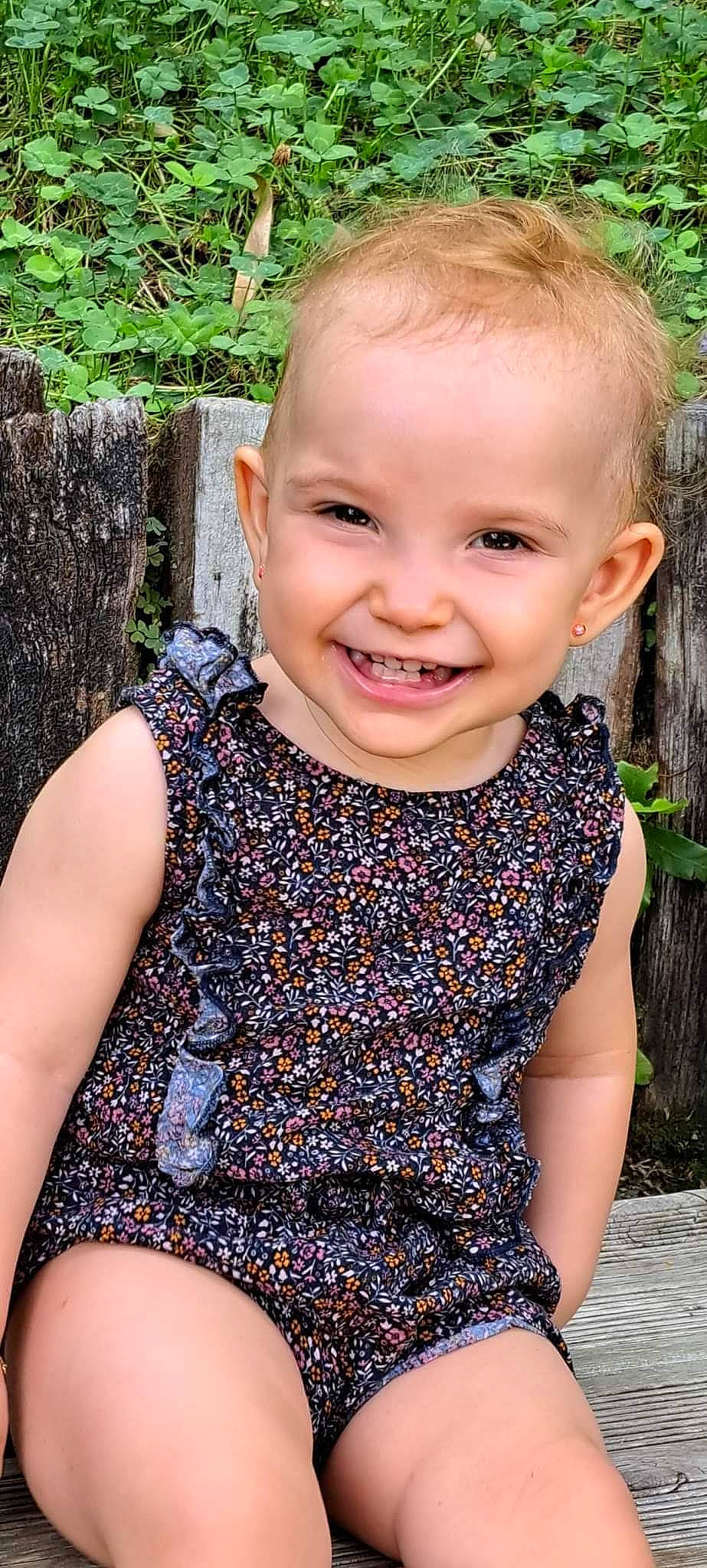 Mélynda participe au concours pour gagner de l'argent avec cette photo : arm, eye, face, facial_expression, green, hair, hairstyle, head, human_body, iris, joy, leaf, lip, muscle, nature, neck, people_in_nature, person, plant, skin