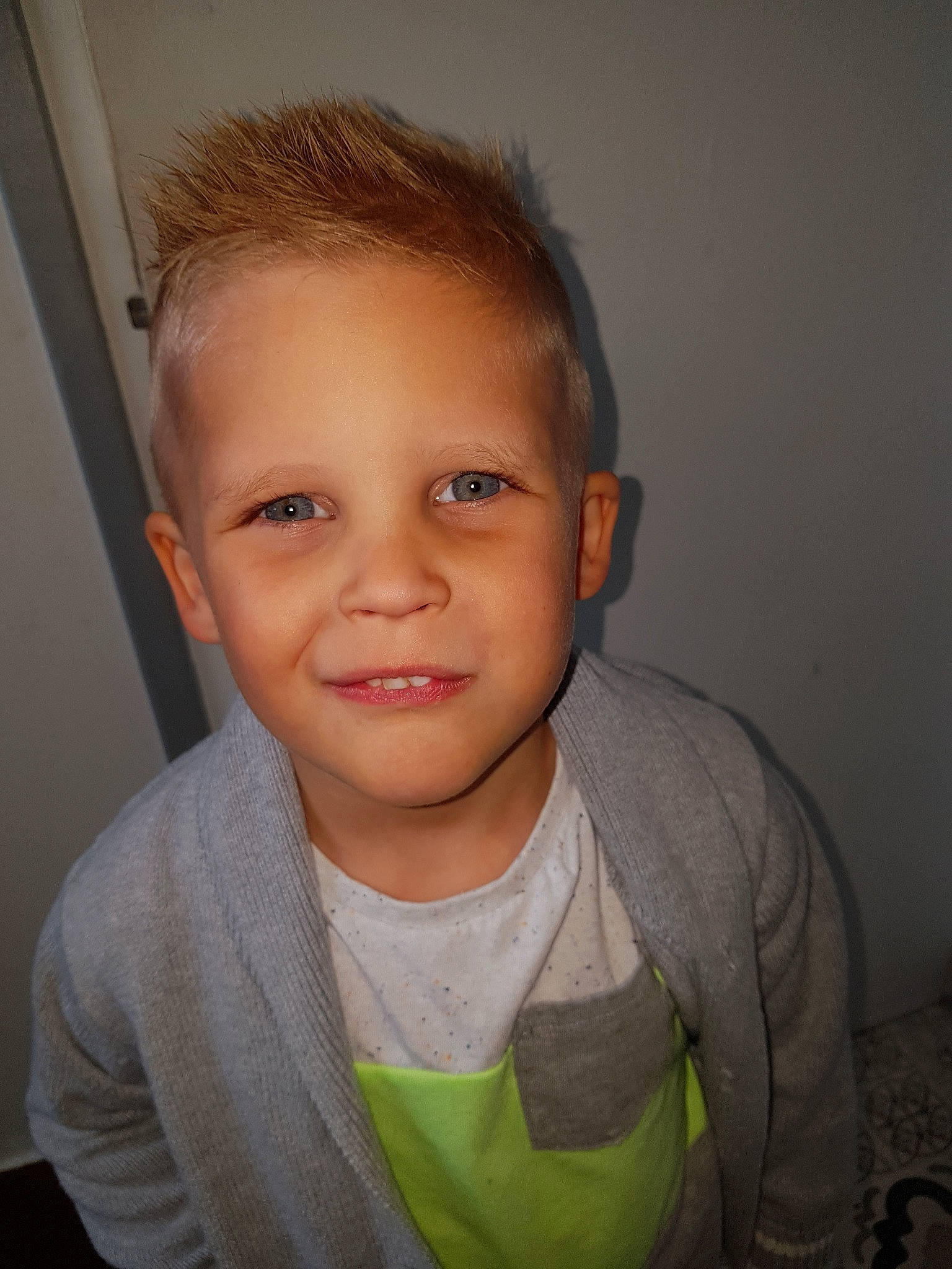 Thyan a rejoint le concours — aidez-le/la à gagner de superbes lots ! baby, cheek, child, chin, eye, eyebrow, face, facial_expression, forehead, fun, hair, hairstyle, head, iris, lip, nose, person, skin, smile, standing