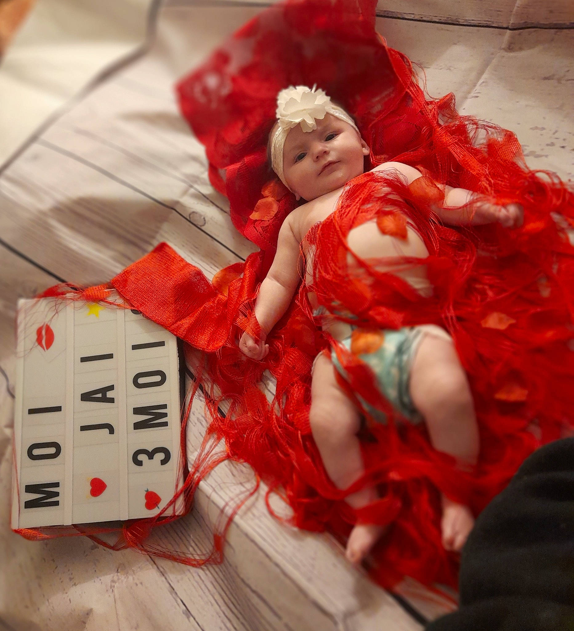 Léa a rejoint le concours — aidez-le/la à gagner de superbes lots ! art, carmine, child, costume_design, doll, event, fictional_character, figurine, flesh, headpiece, headwear, machine, measuring_instrument, peach, person, room, toy