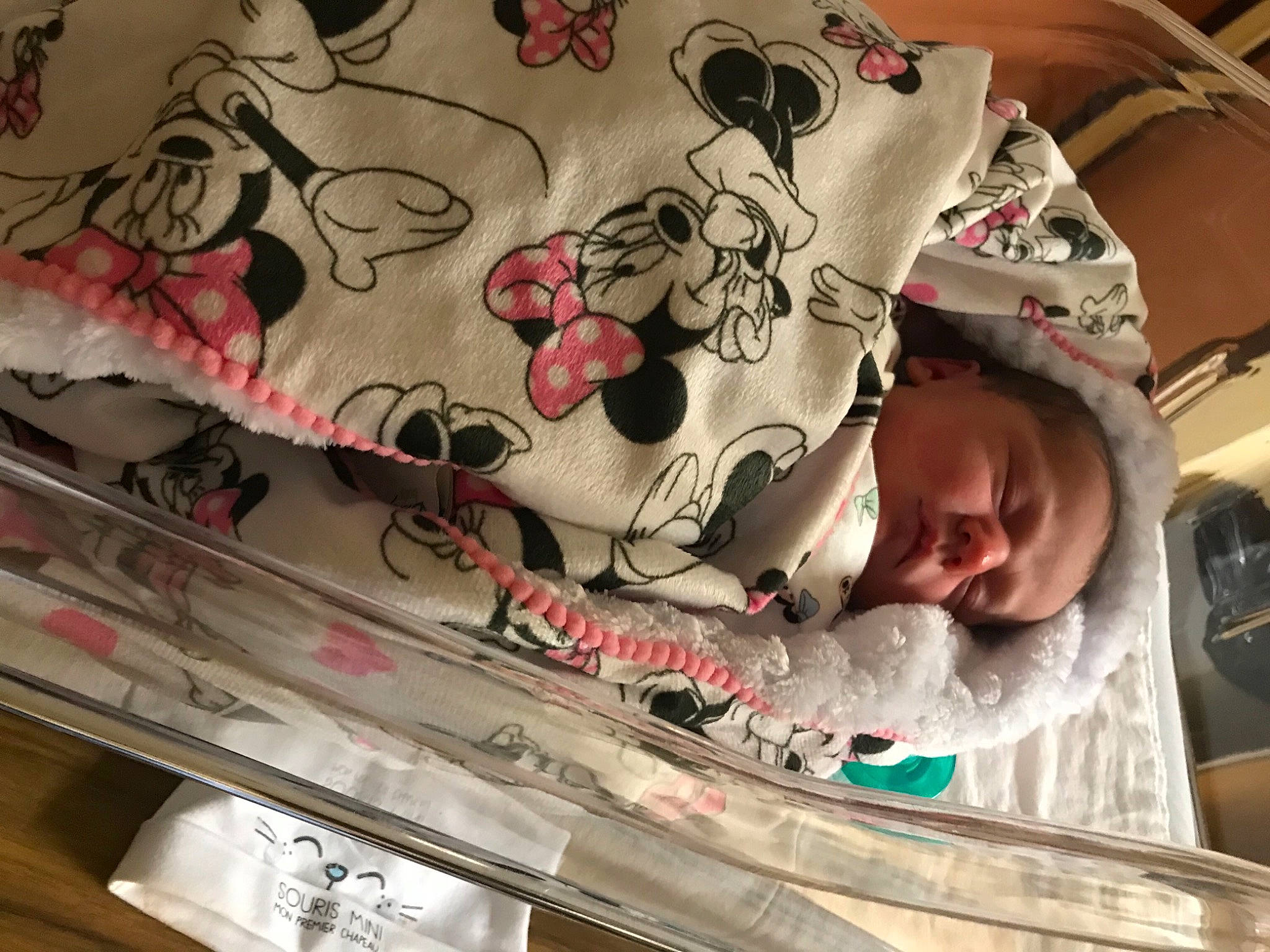 Léa participe au concours pour gagner de l'argent avec cette photo : baby, baby_products, baby_safety, baby_sleeping, baby_toddler_clothing, bedding, bedtime, comfort, linens, nap, person, pink, sleep