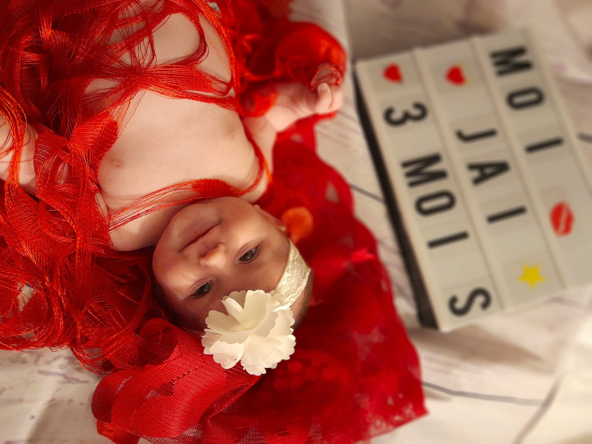 Léa a rejoint le concours — aidez-le/la à gagner de superbes lots ! carmine, close_up, doll, event, eyelash, fashion_accessory, flower, font, fur, happy, headgear, headwear, joy, lip, mouth, person, petal, plant, red, red_hair