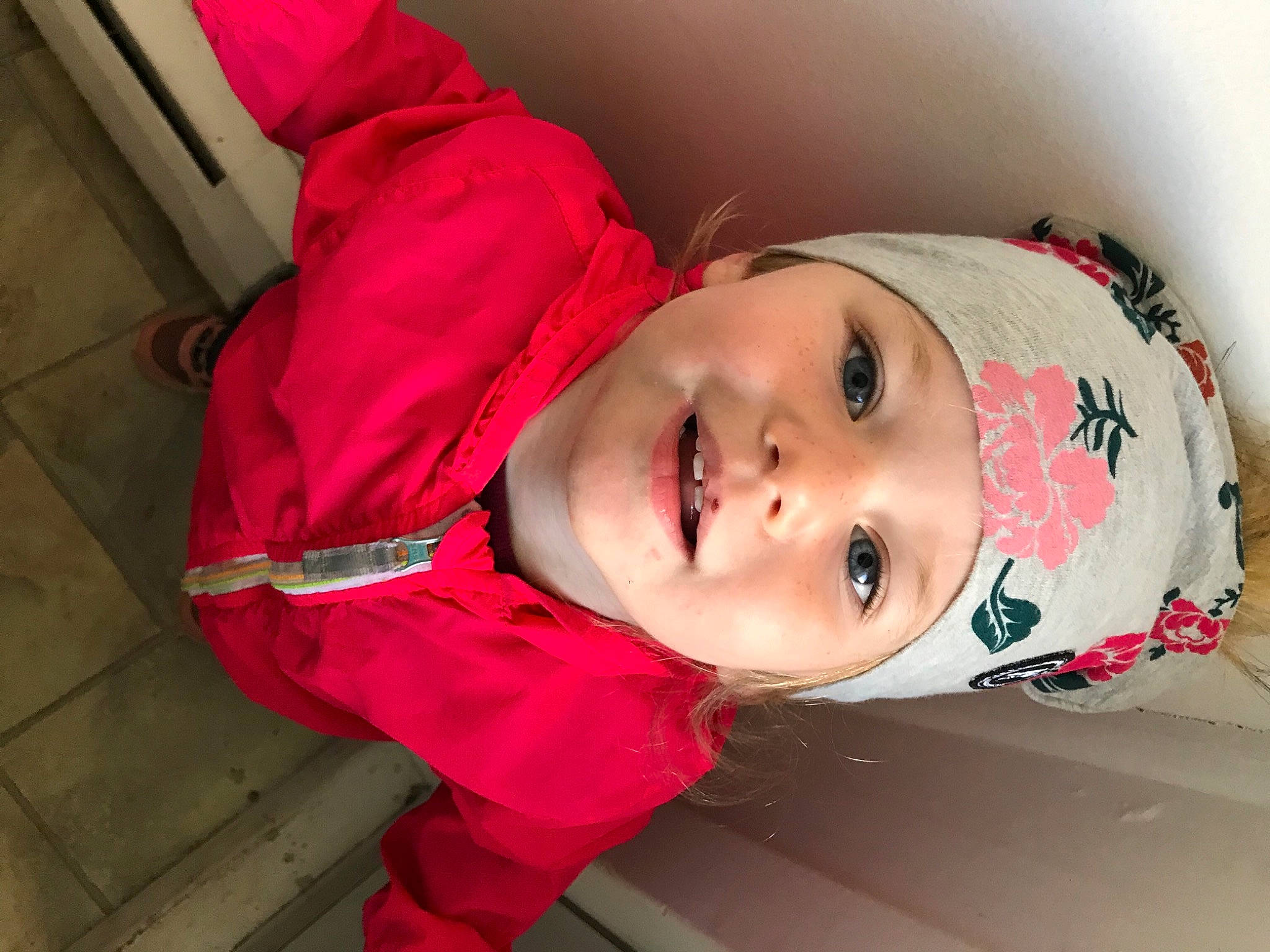 Livia a rejoint le concours — aidez-le/la à gagner de superbes lots ! blue, cheek, clothing, eye, face, fun, green, hairstyle, head, headwear, human, human_body, joy, lip, people, person, product, room, skin, sleeve