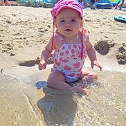 Zoé participe au concours pour gagner de l'argent avec cette photo : baby, child, beach, water, splashing, sunhat, swimsuit, sand, umbrella, sunny, trees, people, summer, vacation, outdoor, play, happy, cute, nature, holiday