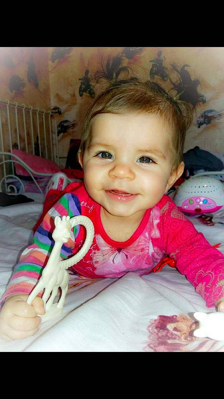 Keissy a rejoint le concours — aidez-le/la à gagner de superbes lots ! baby, cheek, child, eye, face, facial_expression, forehead, fun, happy, head, iris, lip, mouth, nose, person, pink, play, skin, smile, toddler