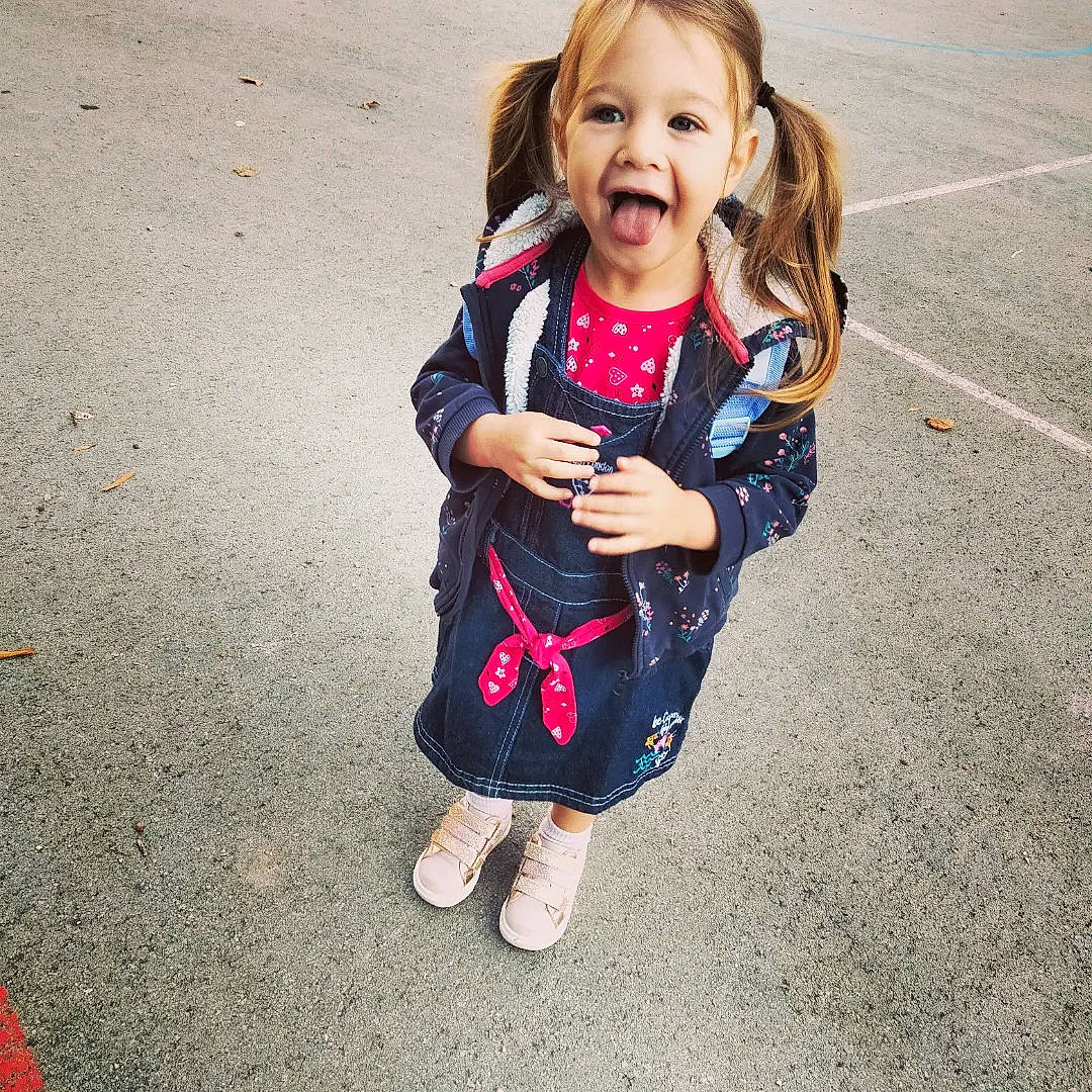 Lexie participe au concours pour gagner de l'argent avec cette photo : baby_toddler_clothing, beauty, child, cool, denim, electric_blue, foot, gesture, grass, hair, hand, happy, human_leg, pattern, person, sleeve, smile, t_shirt, thumb, toddler