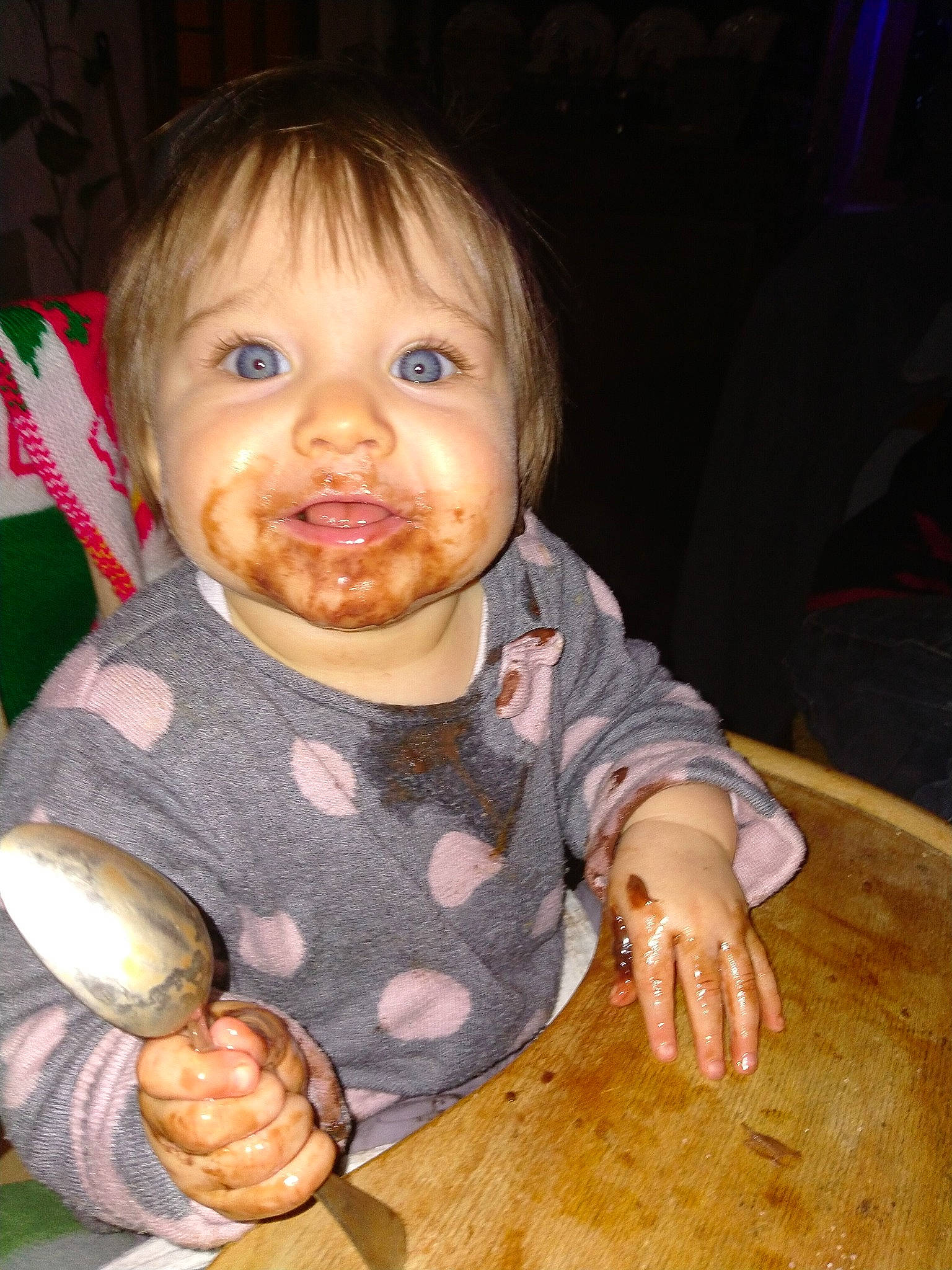 Lexie a rejoint le concours — aidez-le/la à gagner de superbes lots ! baby, baby_toddler_clothing, cheek, child, cutlery, eating, eye, finger, hand, iris, kitchen_utensil, mouth, person, spoon, taste, thumb, toddler, varnish, wood_stain