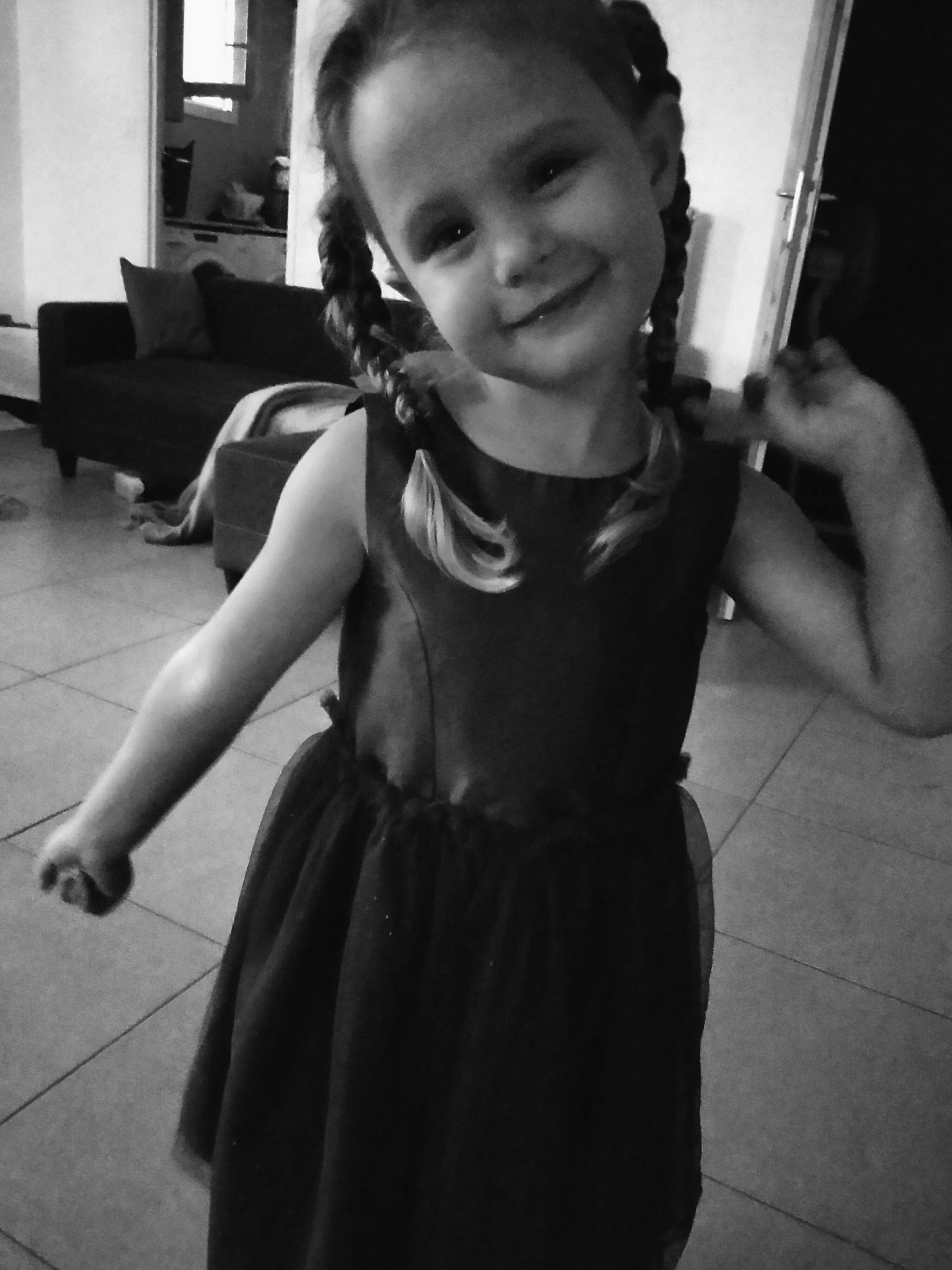 Leanah a rejoint le concours — aidez-le/la à gagner de superbes lots ! baby_toddler_clothing, child, child_model, couch, day_dress, dress, floor, flooring, hair_accessory, joy, one_piece_garment, person, style, tile, toddler, tooth