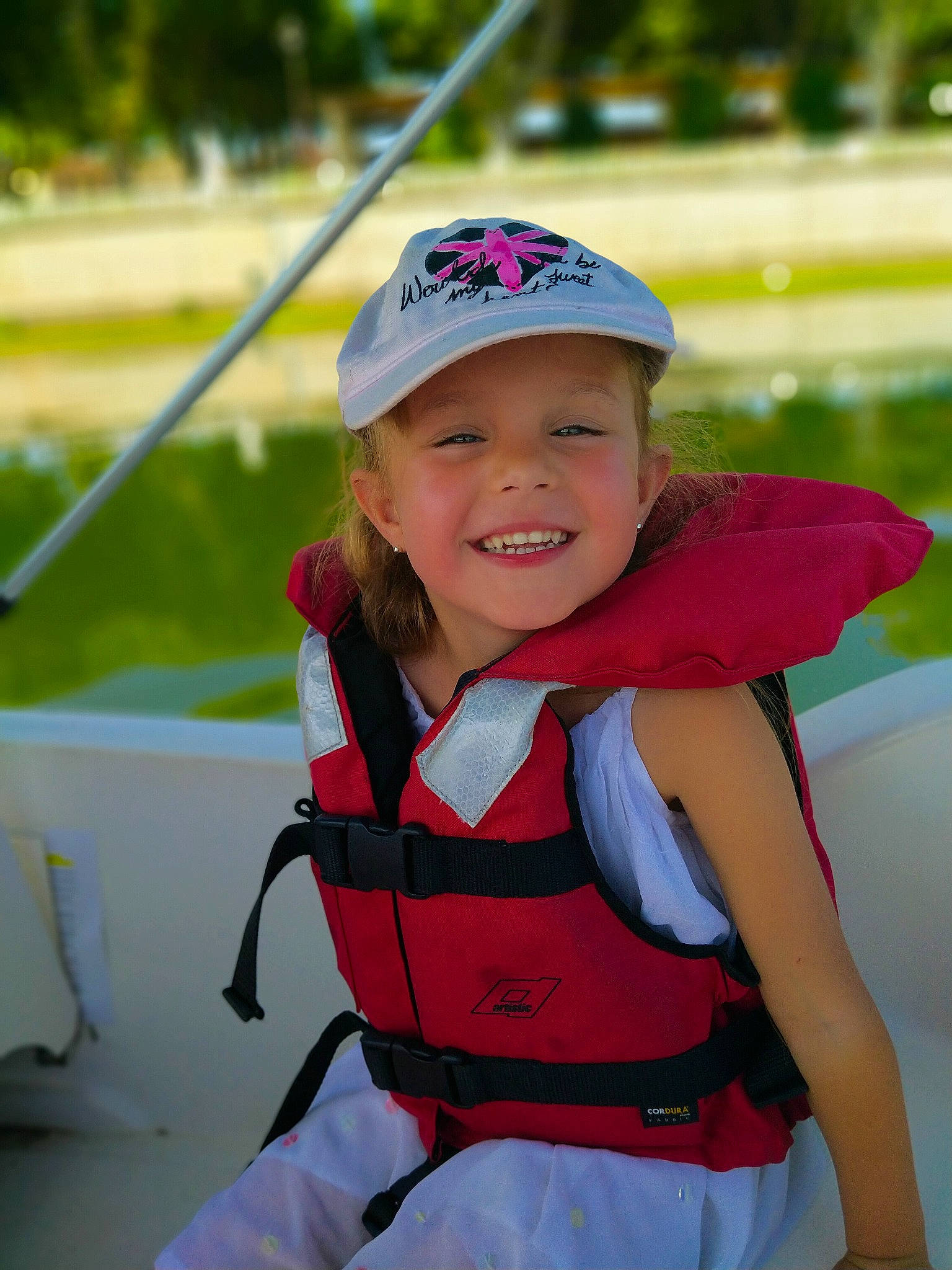 Leanah a rejoint le concours — aidez-le/la à gagner de superbes lots ! baseball_cap, cap, child, competition_event, electric_blue, eye, fashion_accessory, fun, happy, headwear, joy, leisure, lifejacket, magenta, person, personal_protective_equipment, recreation, smile, t_shirt, toddler