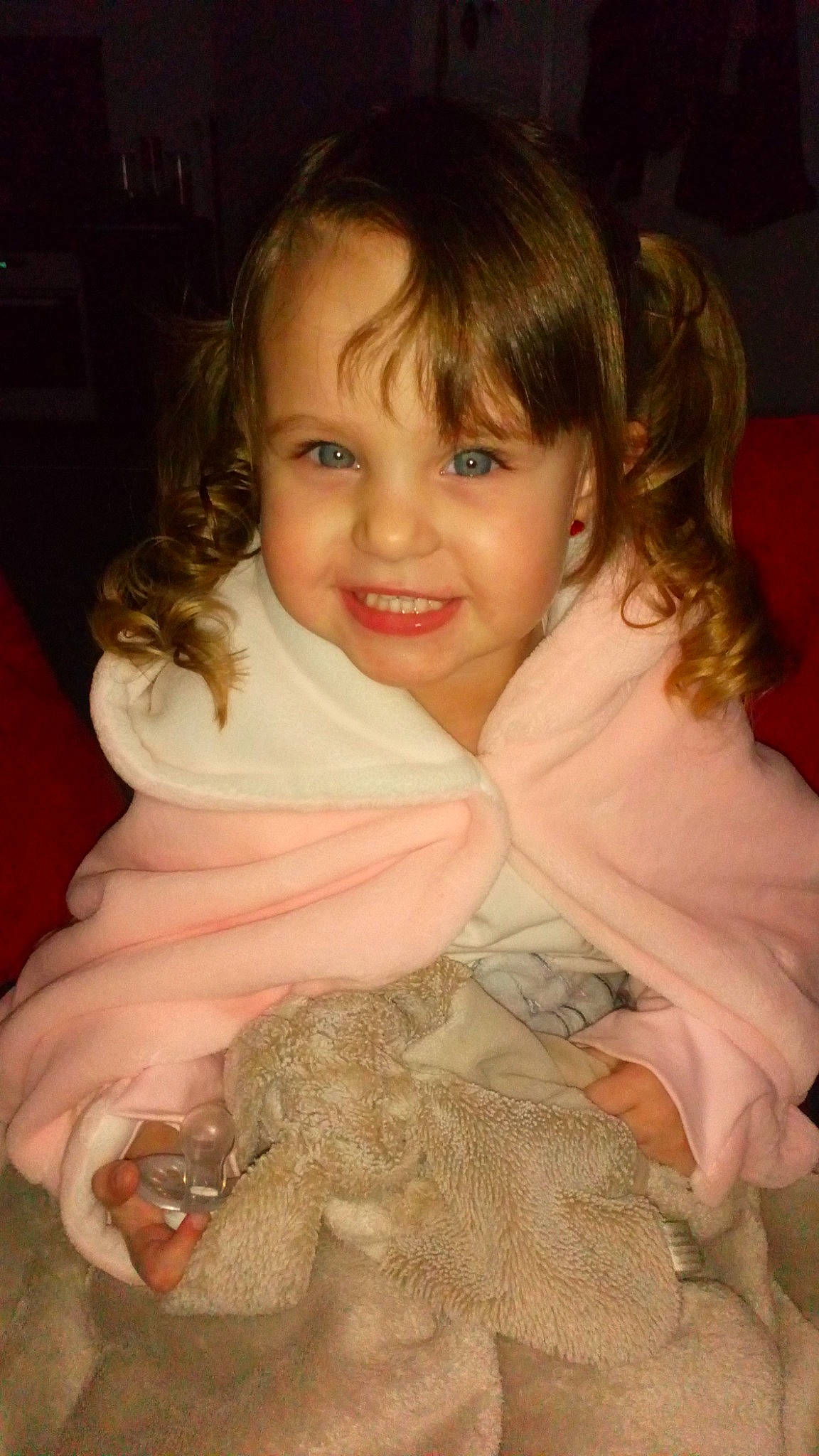 Leanah participe au concours pour gagner de l'argent avec cette photo : baby, blond, brown_hair, cheek, child, chin, eye, face, facial_expression, fun, hair, head, iris, joy, laugh, lip, nose, person, skin, smile