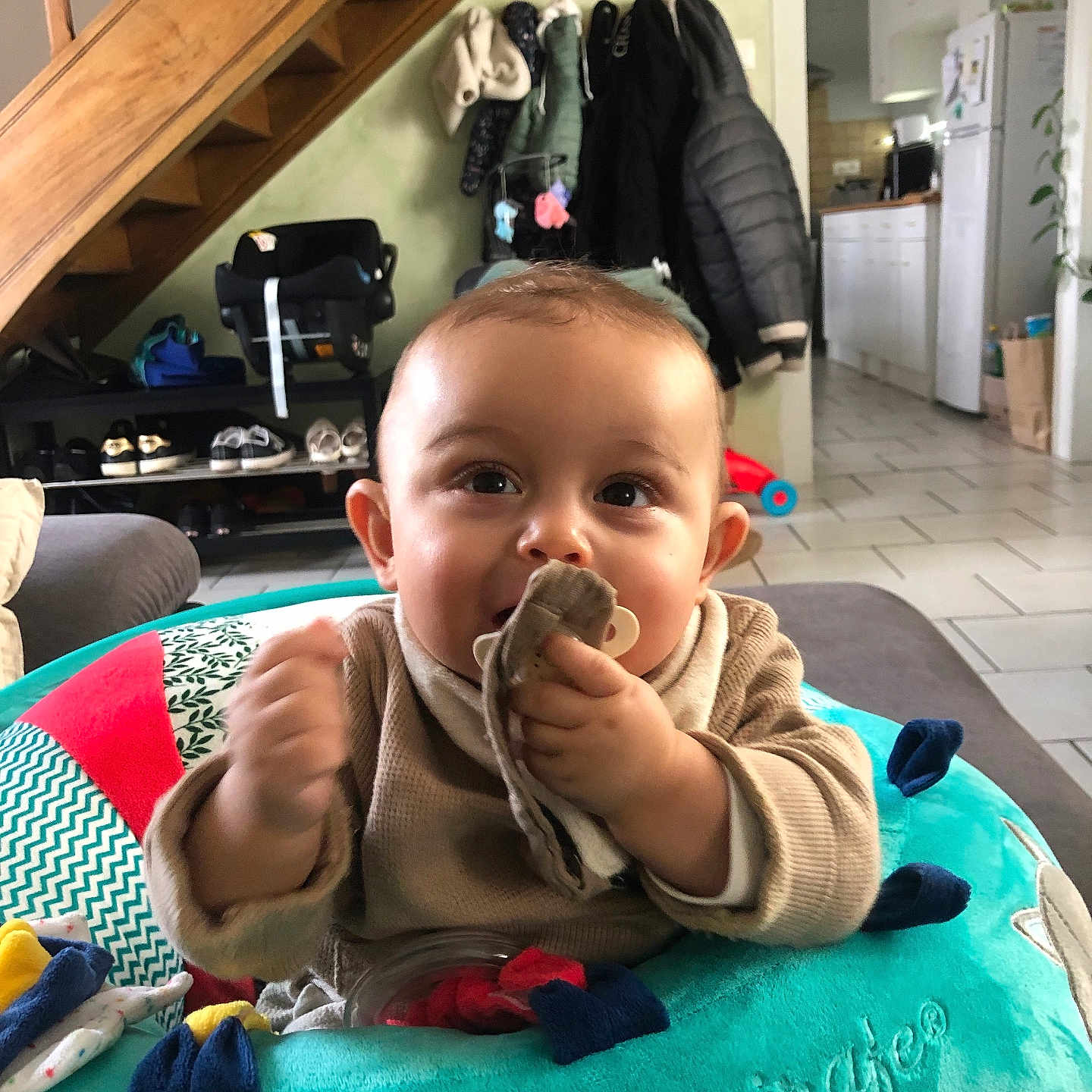 Neìss a rejoint le concours — aidez-le/la à gagner de superbes lots ! activity_ring, baby, child, clothing, coat, cute, face, furniture, hand, household, indoor, infant, kitchen, living_room, pacifier, plush_toy, shoes, smiling, stairs, tile_floor
