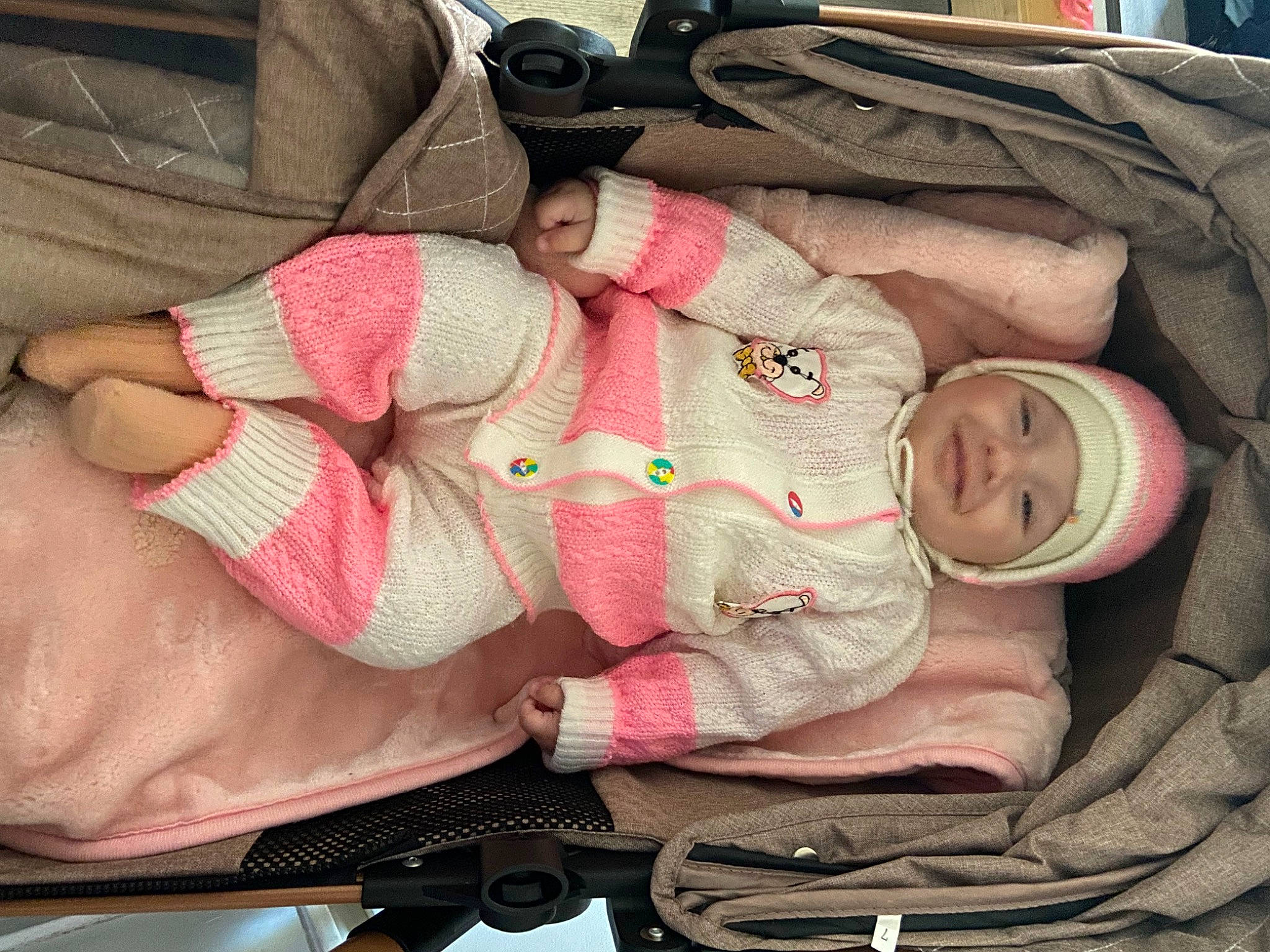 Anastasia participe au concours pour gagner de l'argent avec cette photo : baby, baby_carriage, baby_products, baby_toddler_clothing, car_seat, cheek, chest, child, comfort, flesh, headwear, joy, lap, linens, nail, pattern, person, sitting, textile, thigh