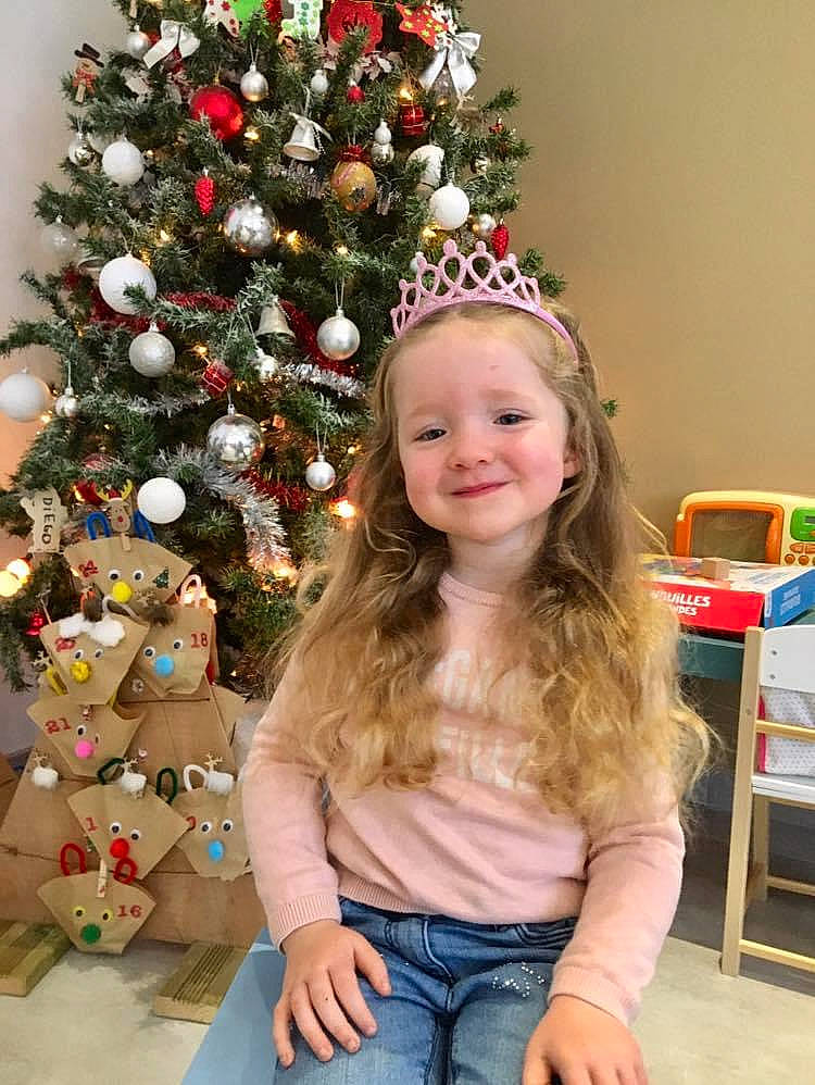 Jade participe au concours pour gagner de l'argent avec cette photo : beauty, christmas_decoration, christmas_ornament, christmas_tree, event, facial_expression, fun, hairstyle, happy, head, holiday_ornament, human_body, joy, ornament, person, photograph, plant, smile, snapshot, standing