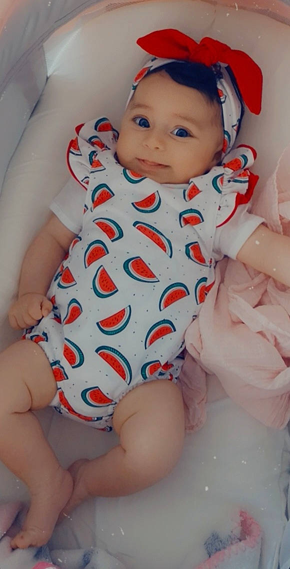 Kloé participe au concours pour gagner de l'argent avec cette photo : arm, baby_toddler_clothing, cheek, comfort, dress, facial_expression, finger, headwear, iris, leg, lip, mouth, neck, nose, organ, person, pink, skin, sleeve, textile