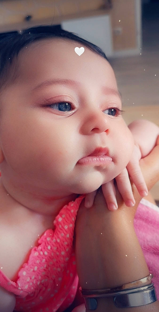 Kloé participe au concours pour gagner de l'argent avec cette photo : baby, cheek, chin, ear, eyebrow, eyelash, facial_expression, finger, gesture, happy, iris, lip, mouth, nail, neck, nose, organ, person, pink, skin