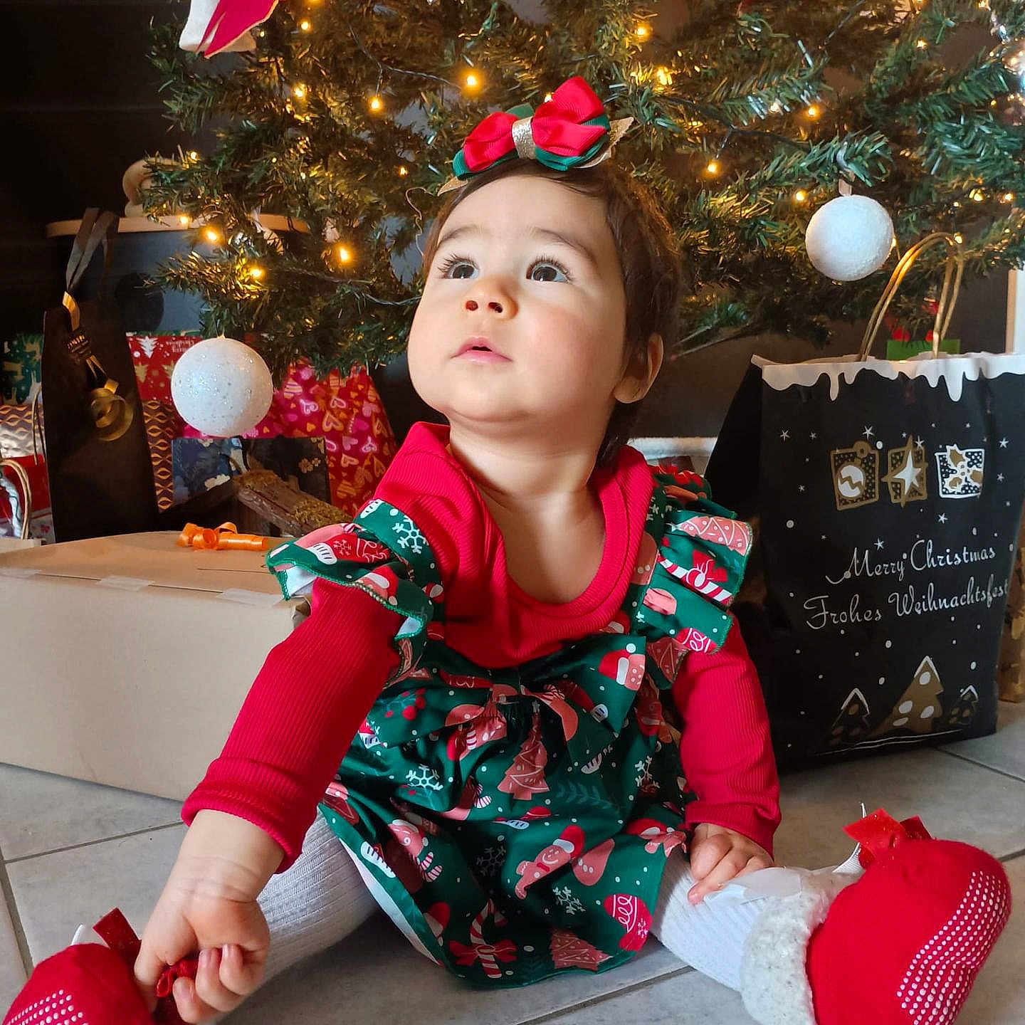 Timea participe au concours pour gagner de l'argent avec cette photo : accessories, baby, bag, christmas, christmasdecorations, clothing, costume, face, festival, handbag, head, lighting, pants, person, photography, plant, portrait, pottedplant, sitting, tree