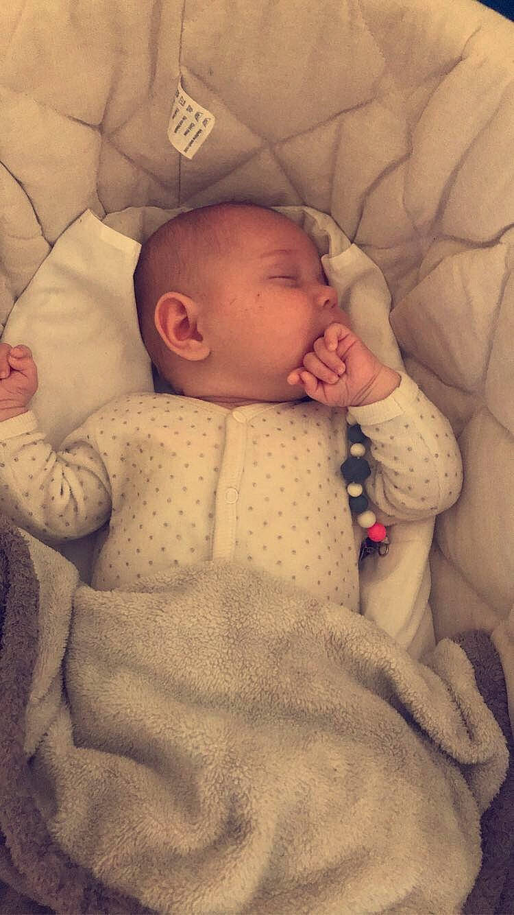 Hellena a rejoint le concours — aidez-le/la à gagner de superbes lots ! baby, baby_sleeping, bedtime, blanket, cheek, child, comfort, ear, eye, face, forehead, head, lip, mouth, nap, nose, person, skin, sleep, toddler